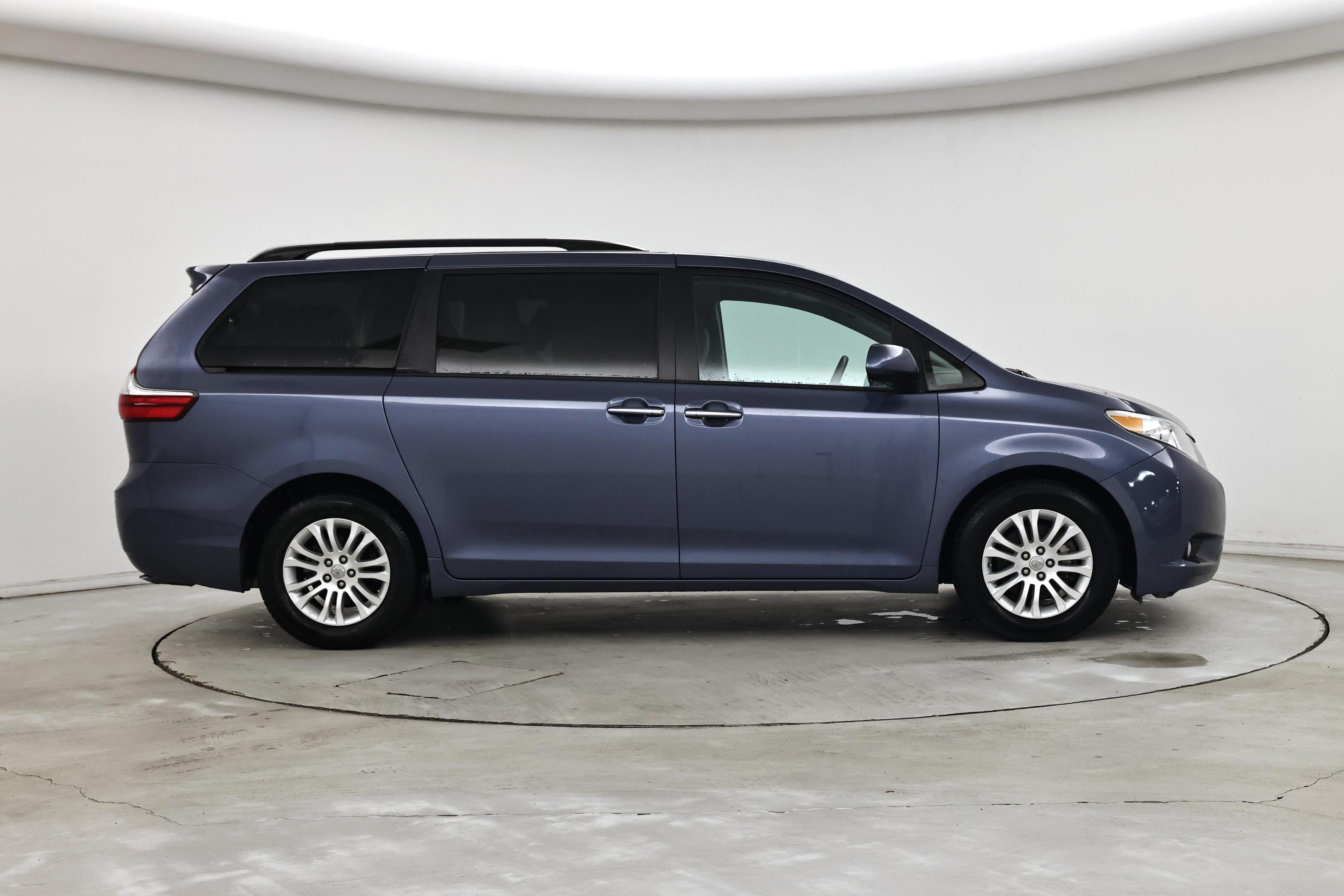 Thumbnail: 2017 Toyota Sienna - 7