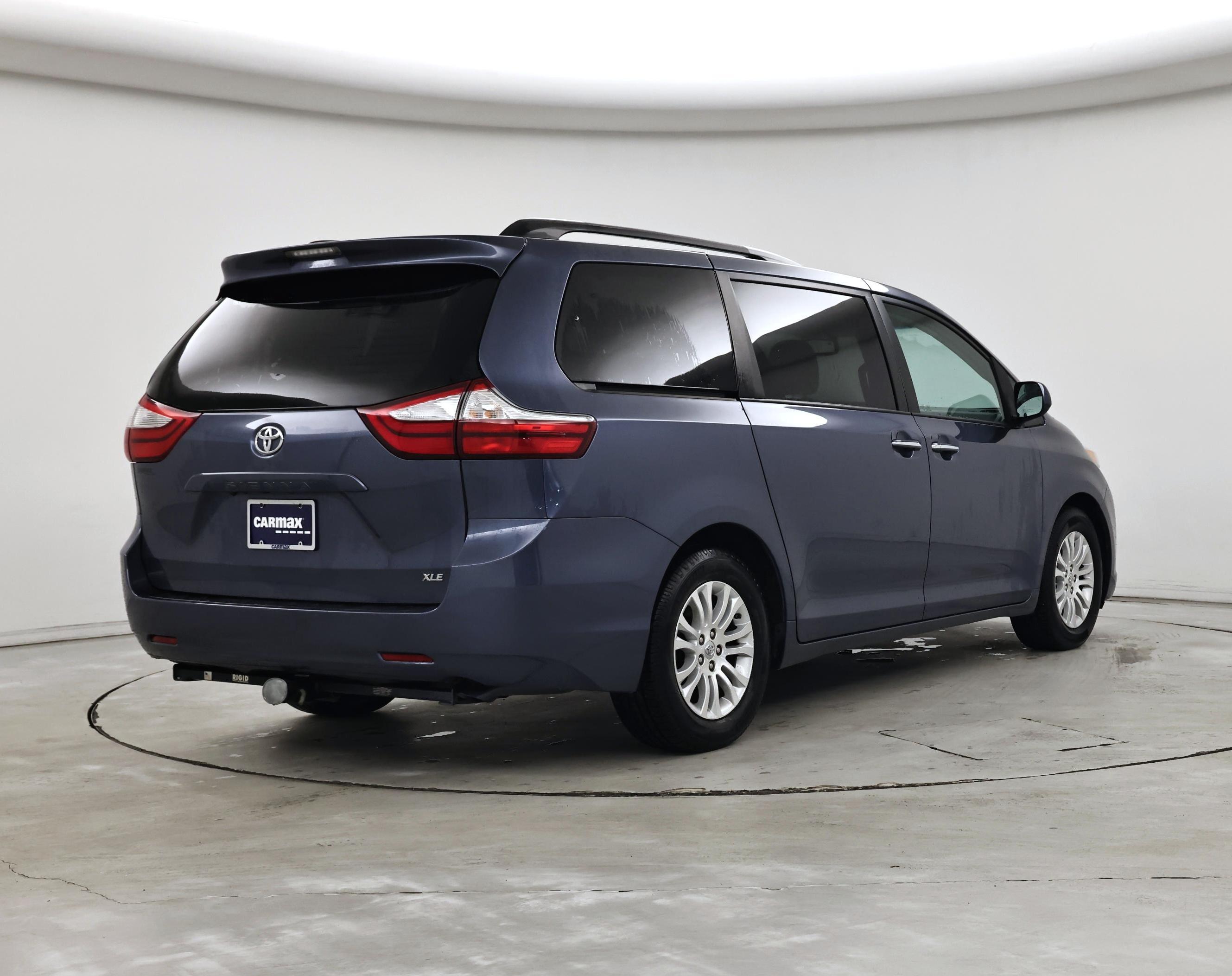 Thumbnail: 2017 Toyota Sienna - 8
