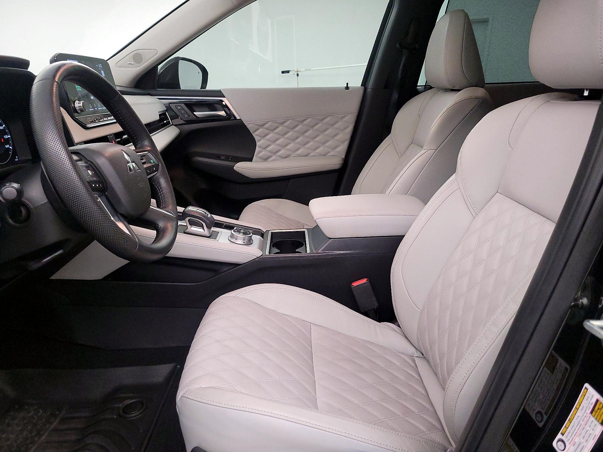 Thumbnail: 2023 Mitsubishi Outlander - 11