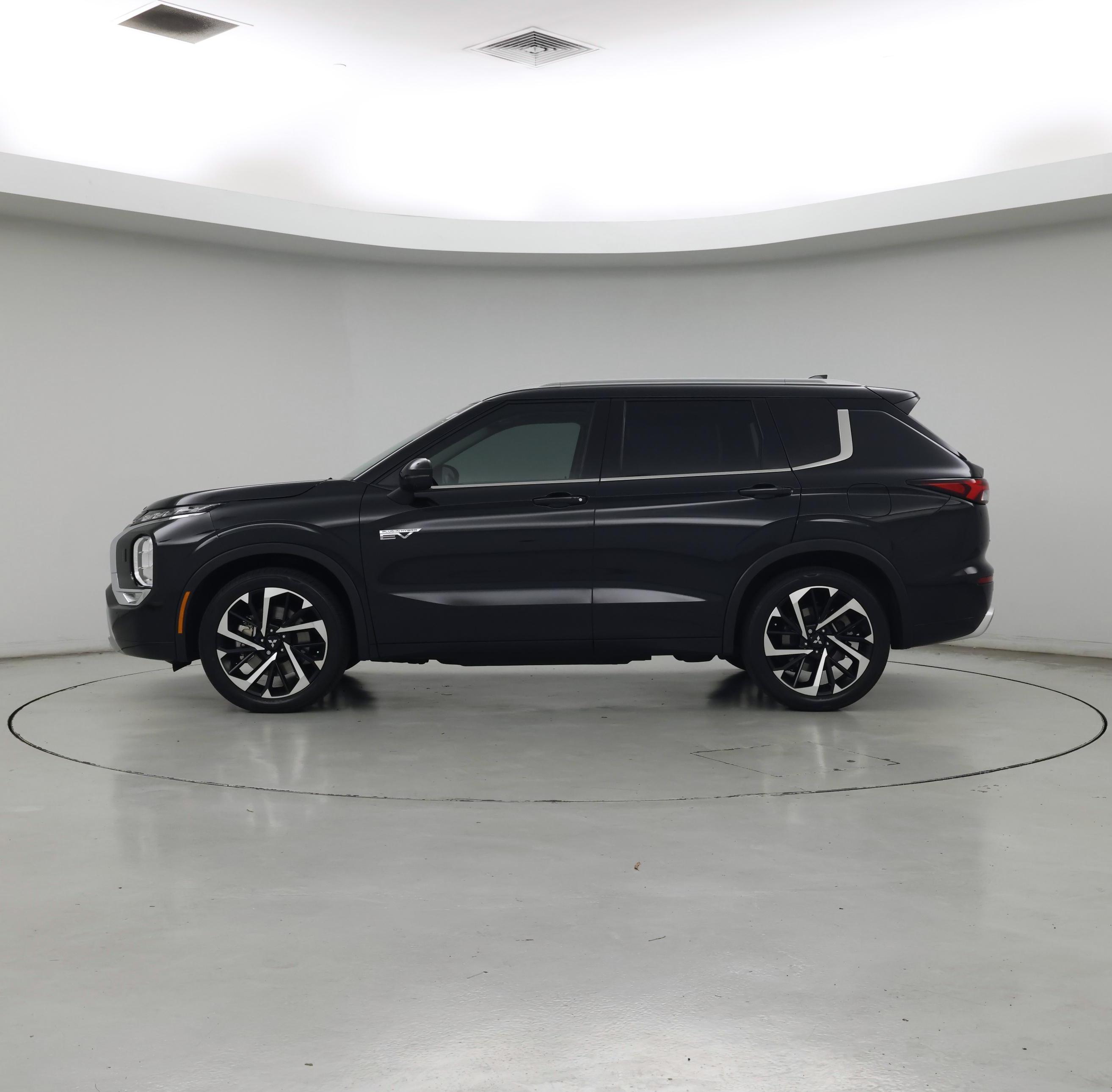 Thumbnail: 2023 Mitsubishi Outlander - 3