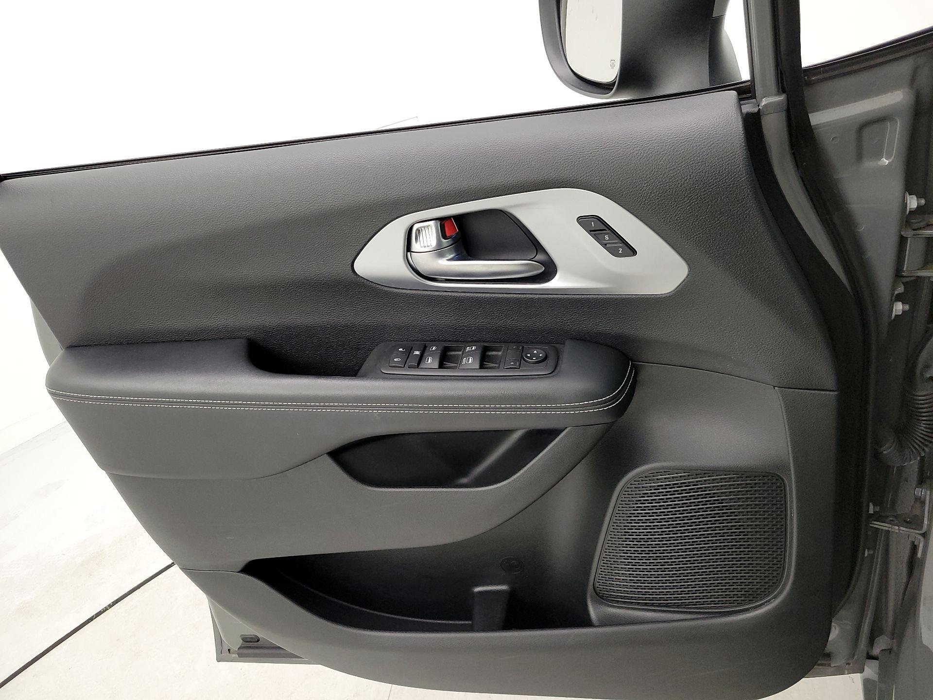 Thumbnail: 2023 Chrysler Pacifica - 12