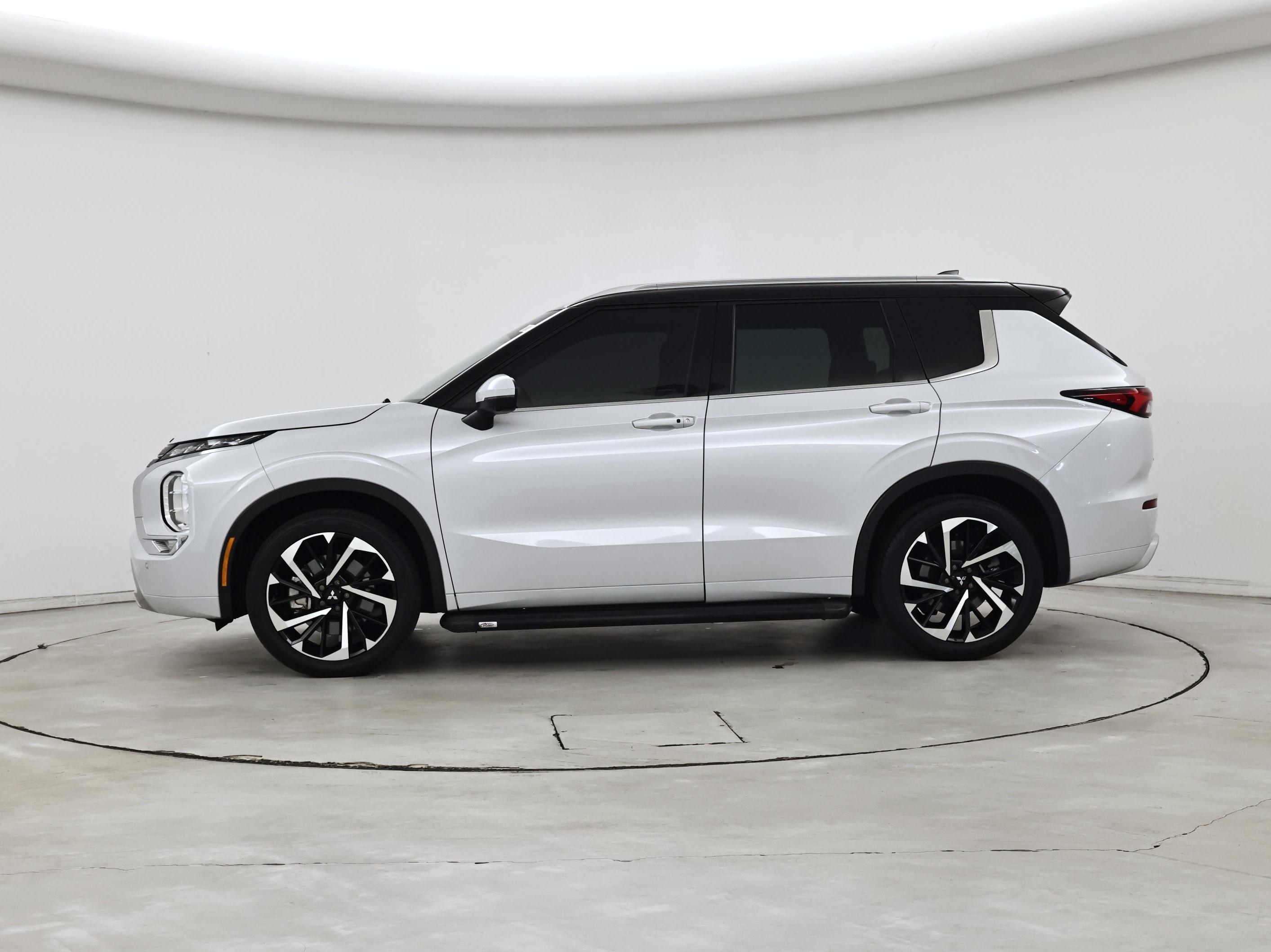 Thumbnail: 2023 Mitsubishi Outlander - 3