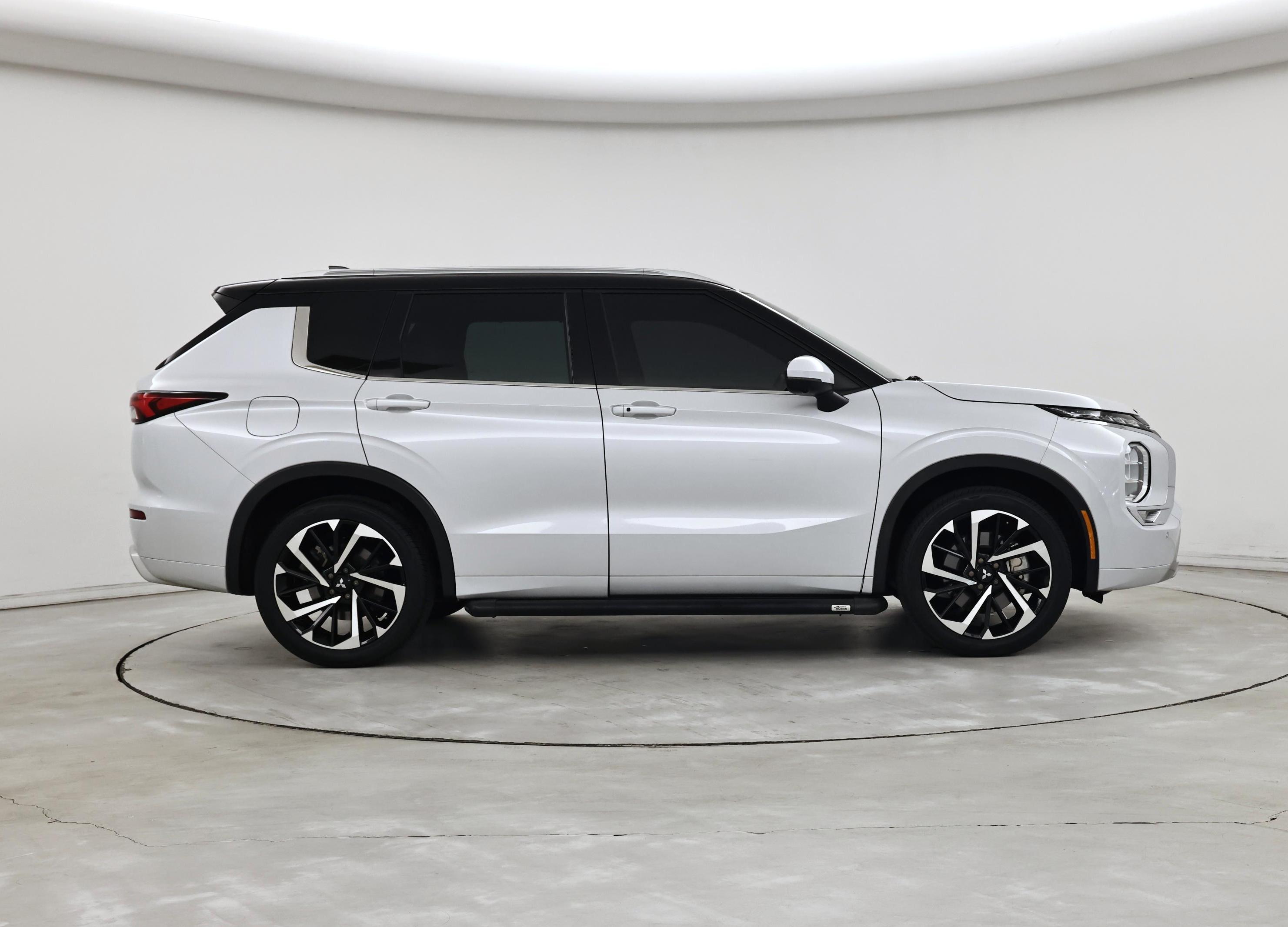 Thumbnail: 2023 Mitsubishi Outlander - 7