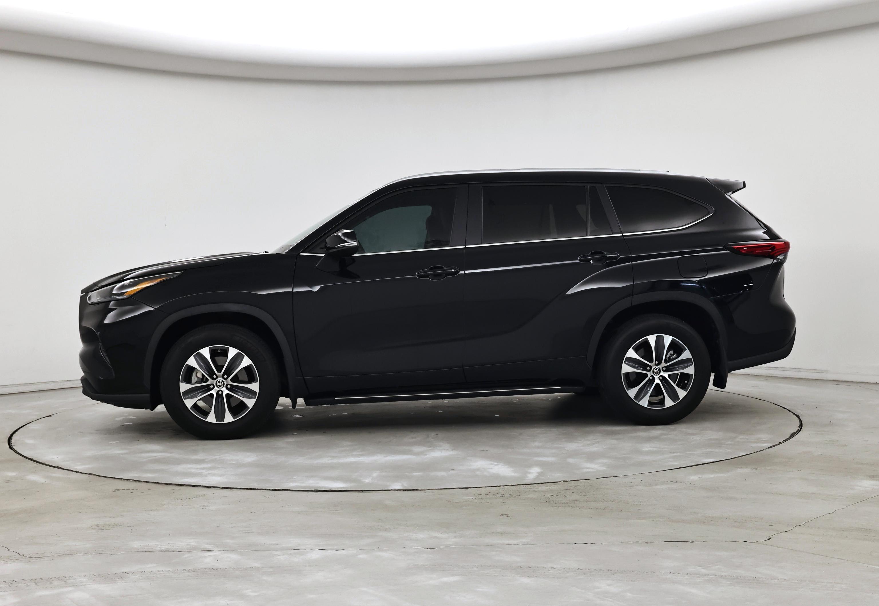 Thumbnail: 2023 Toyota Highlander - 3