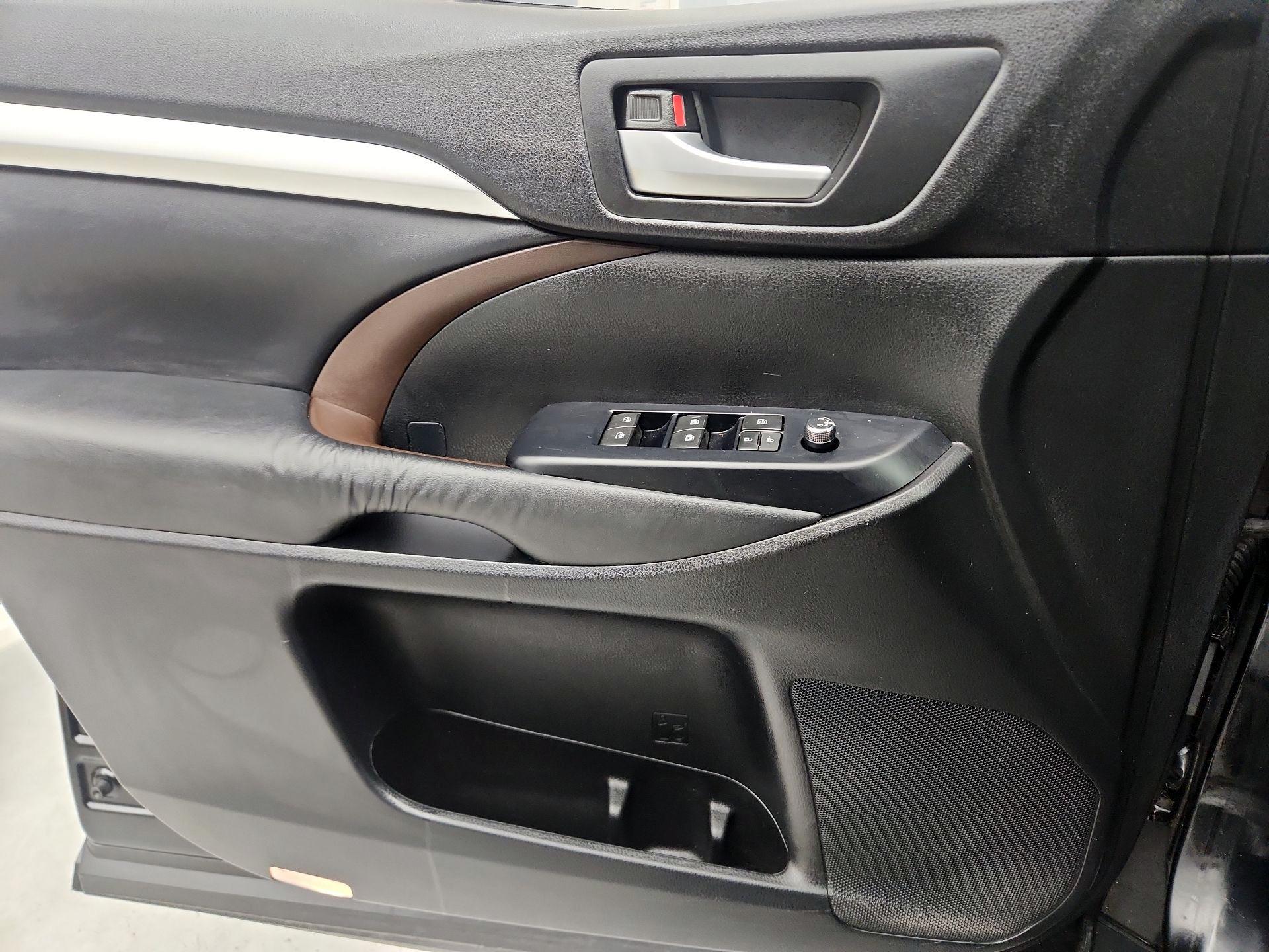 Thumbnail: 2015 Toyota Highlander - 12