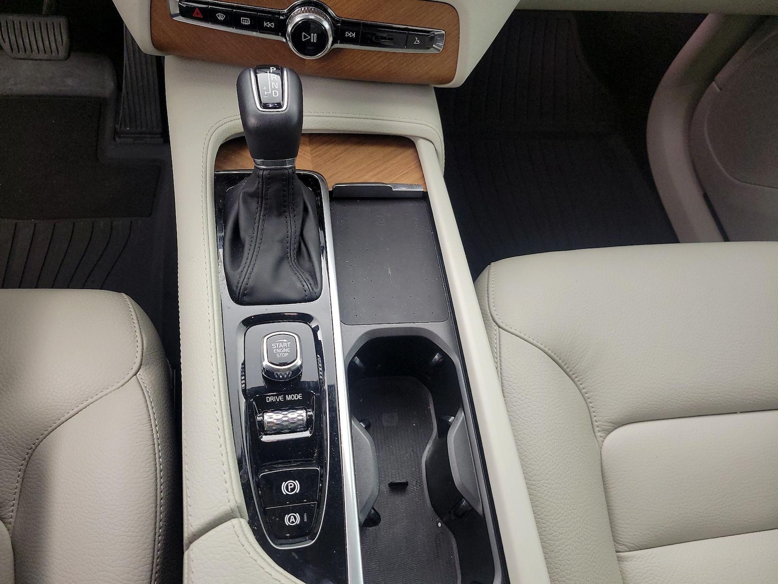 2021 Volvo XC90 Momentum - Photo 18