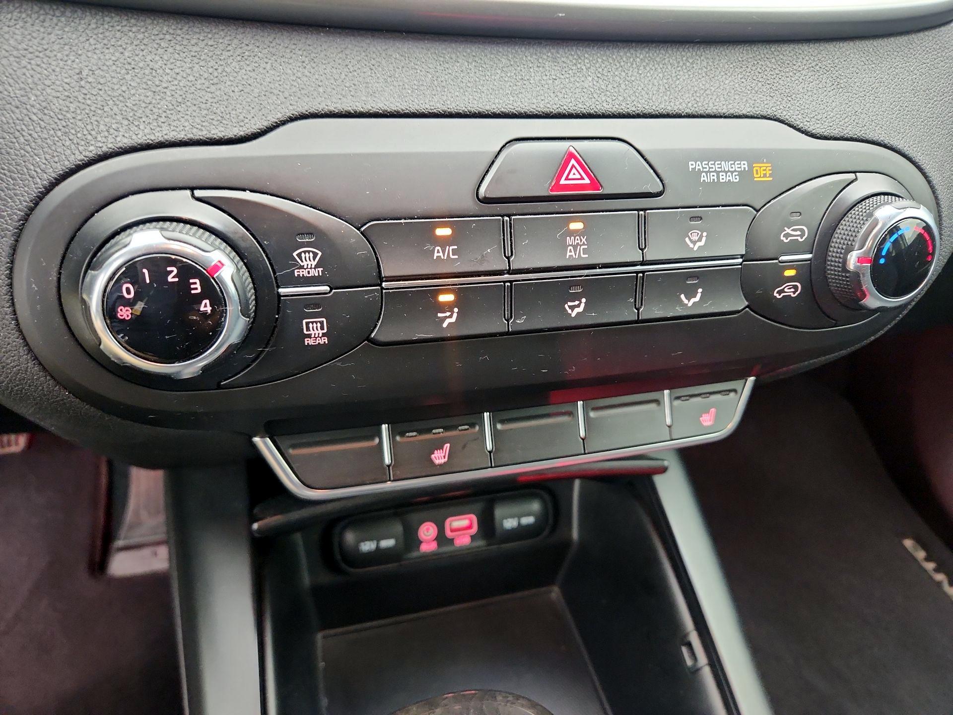 Thumbnail: 2016 Kia Sorento - 16