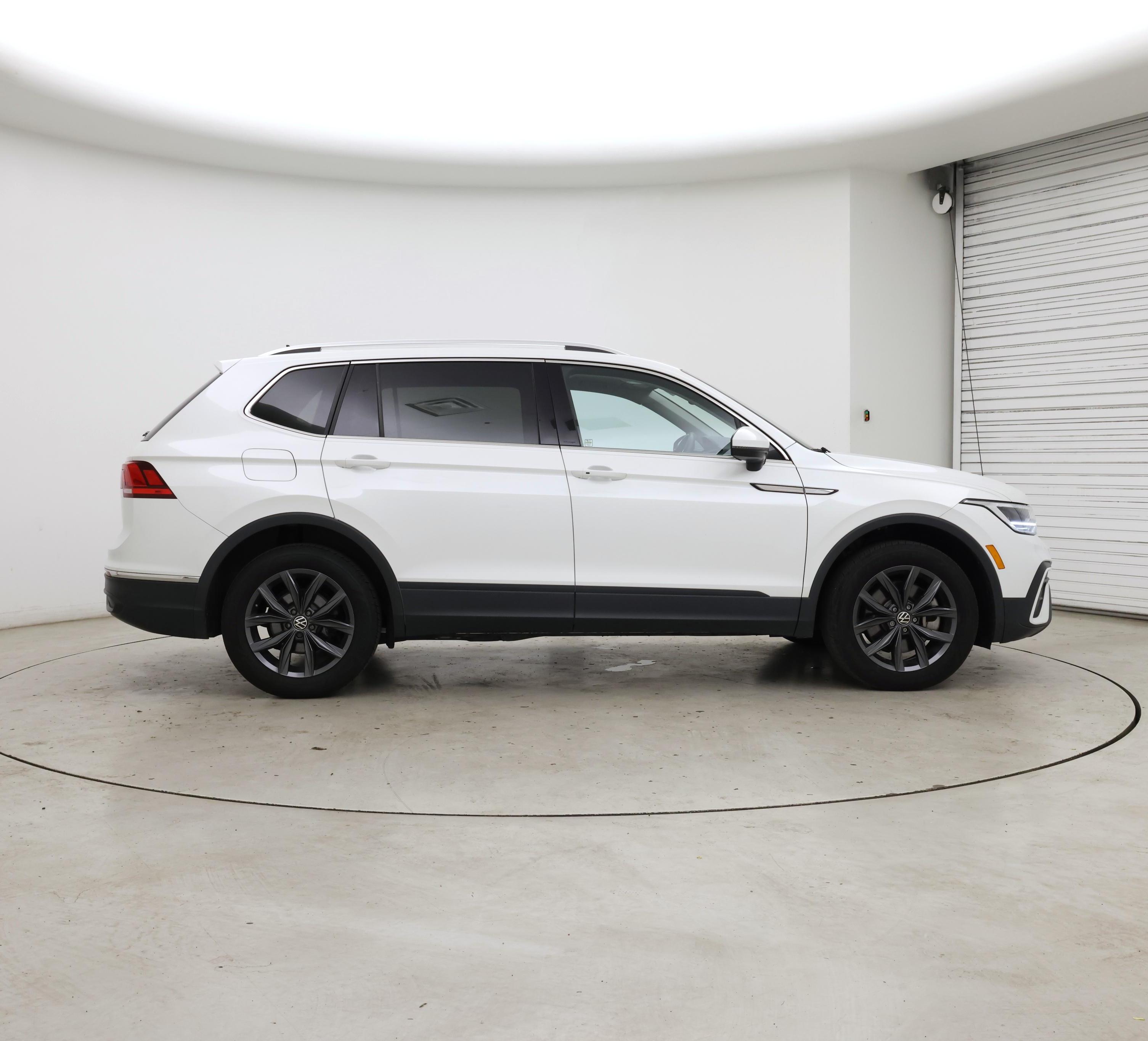 Thumbnail: 2023 Volkswagen Tiguan - 7
