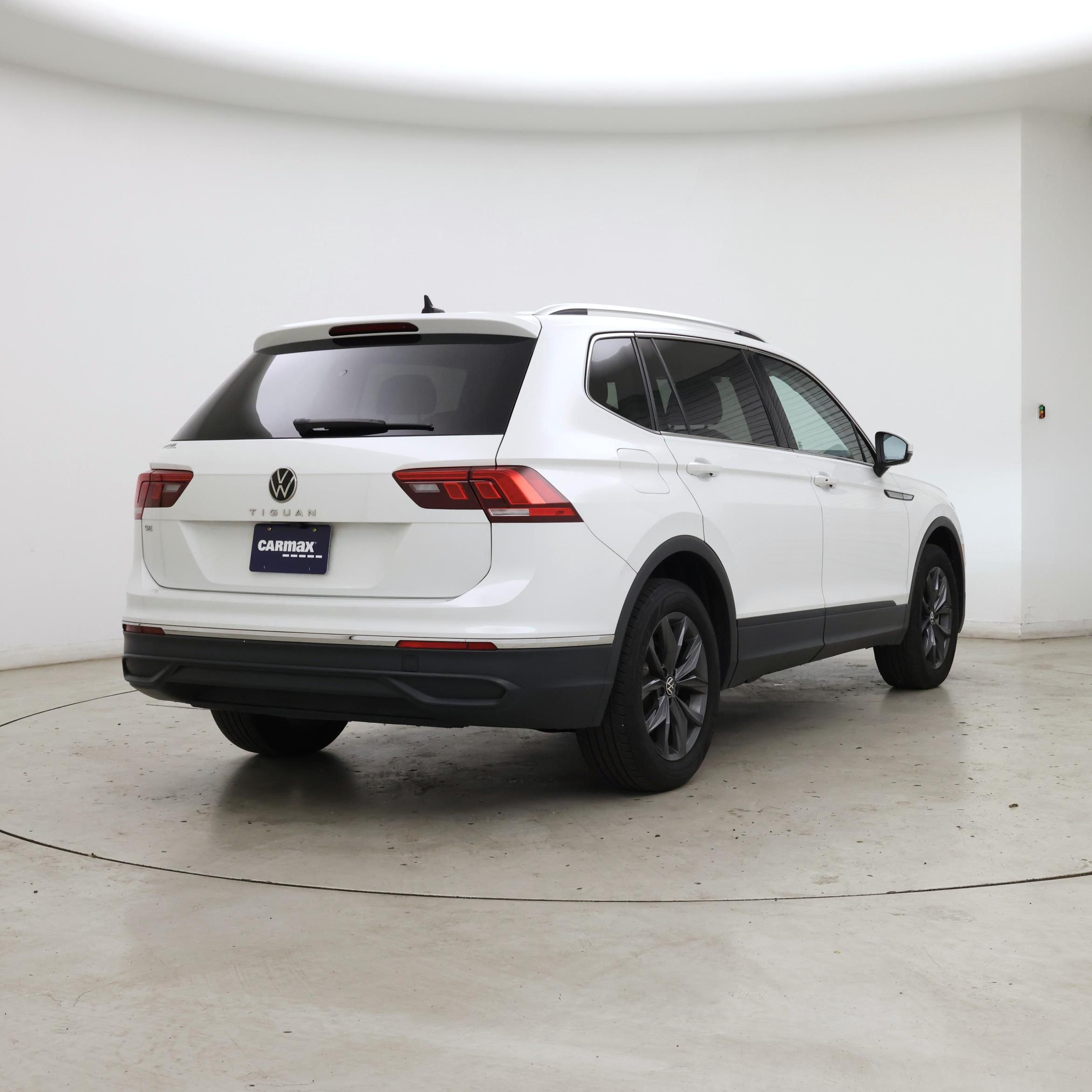 Thumbnail: 2023 Volkswagen Tiguan - 8
