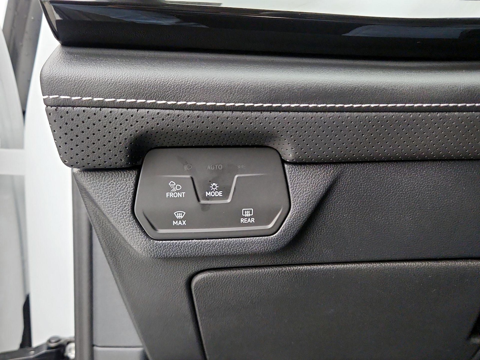 2025 Volkswagen Atlas Cross Sport SE - Photo 14