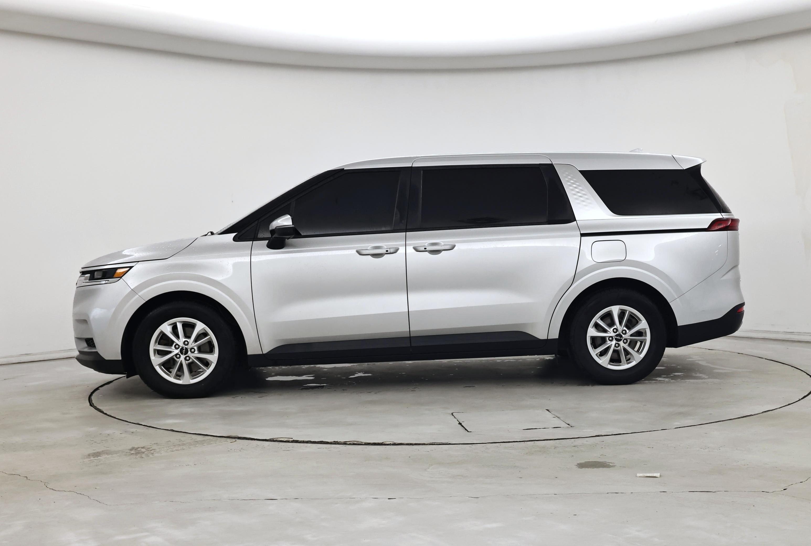 Thumbnail: 2022 Kia Carnival - 3