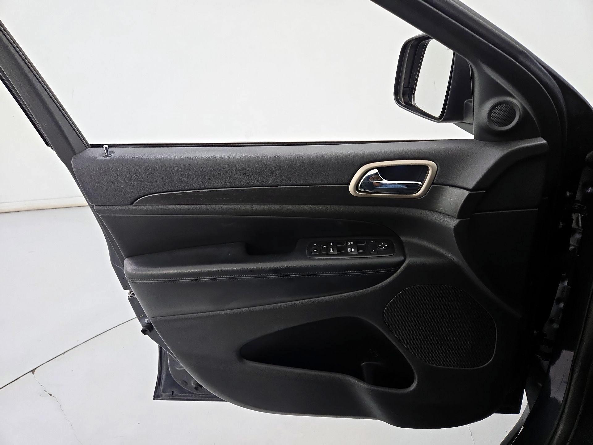 Thumbnail: 2015 Jeep Grand Cherokee - 12
