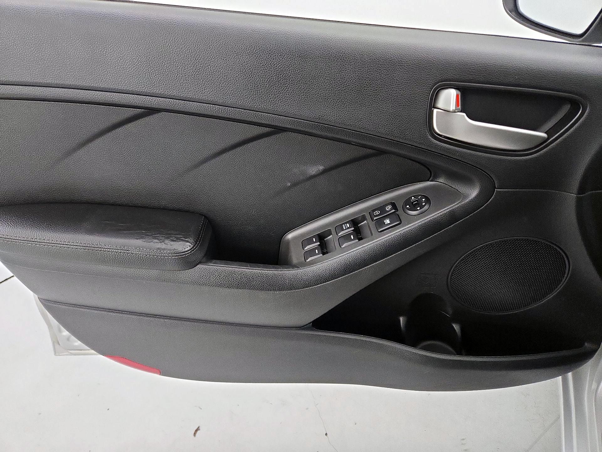 Thumbnail: 2017 Kia Forte - 12