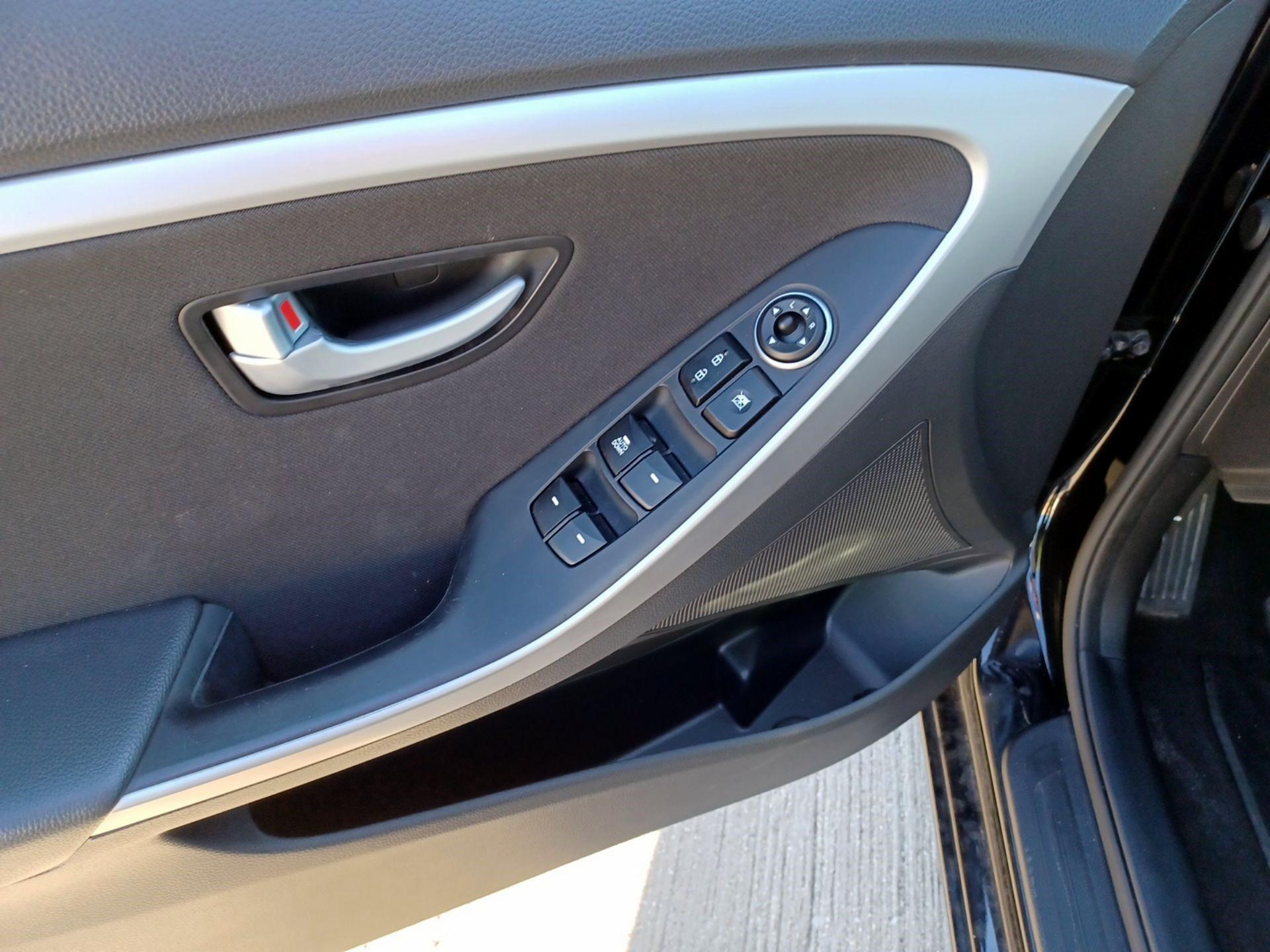 Thumbnail: 2016 Hyundai Elantra - 10