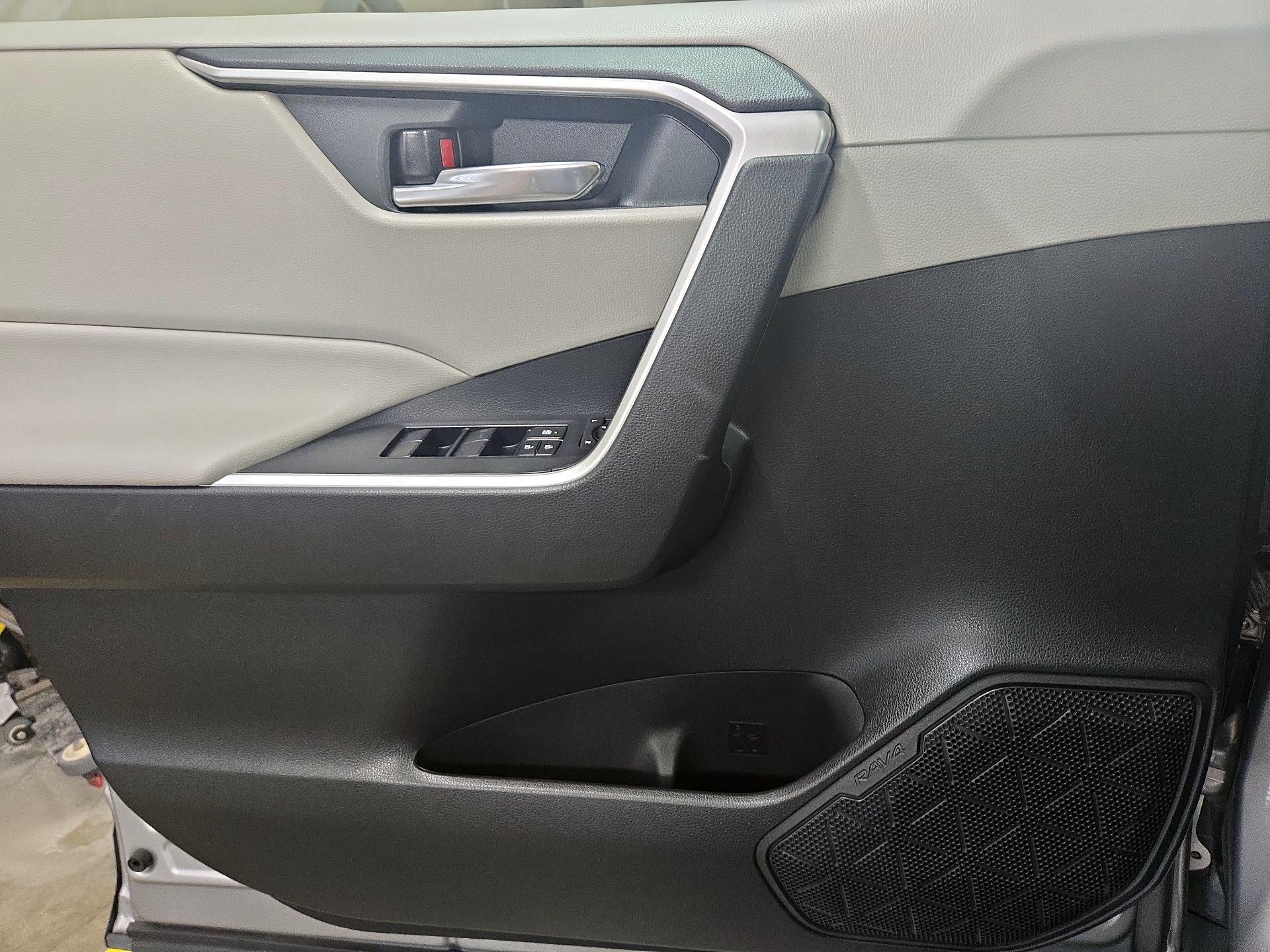 Thumbnail: 2020 Toyota RAV4 - 12