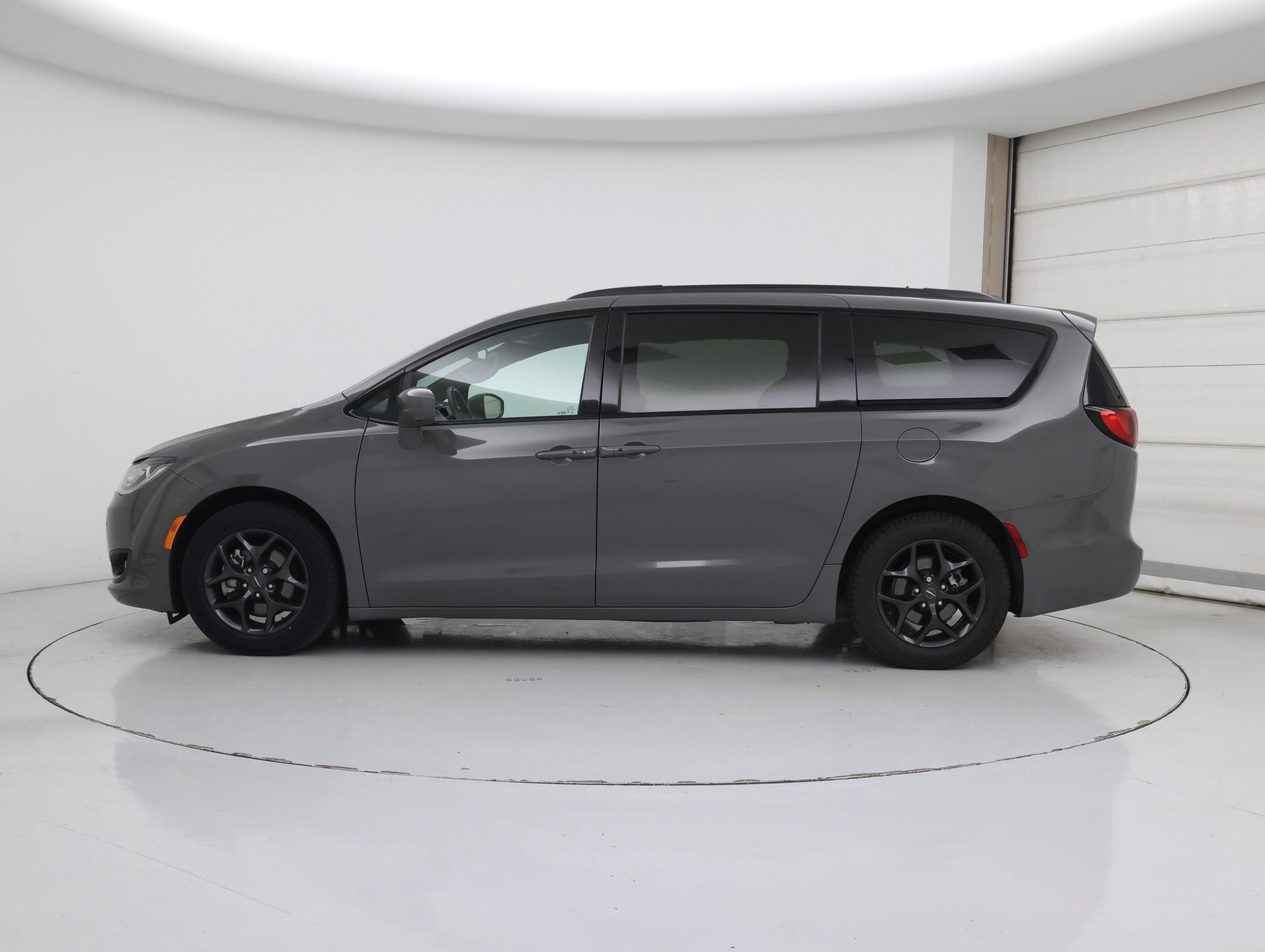 Thumbnail: 2020 Chrysler Pacifica - 3