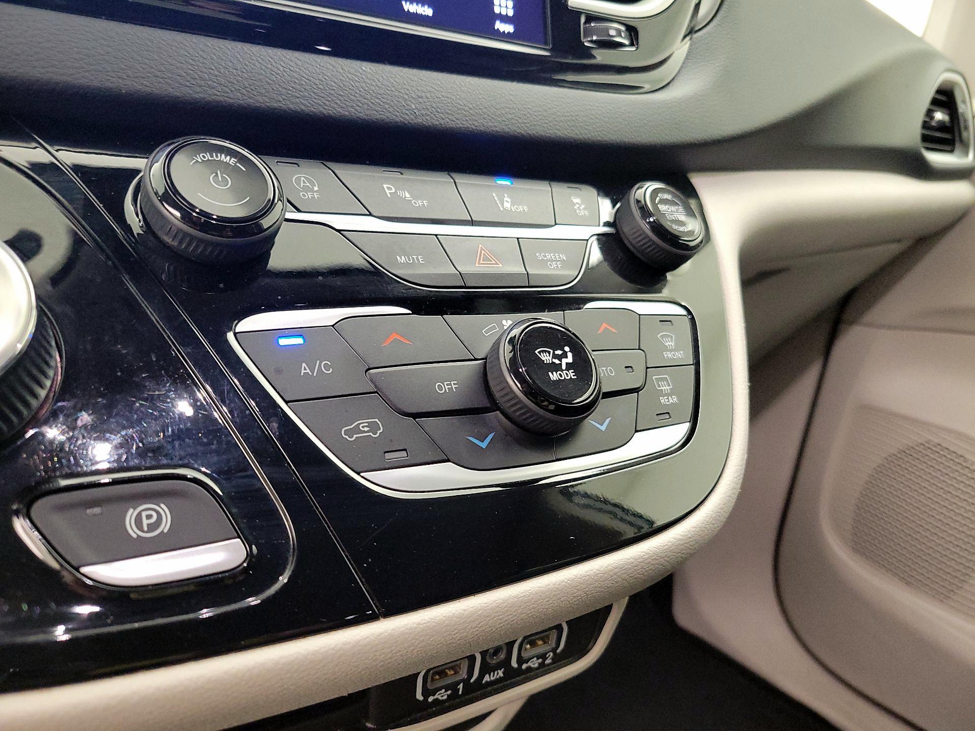 Thumbnail: 2023 Chrysler Pacifica - 16