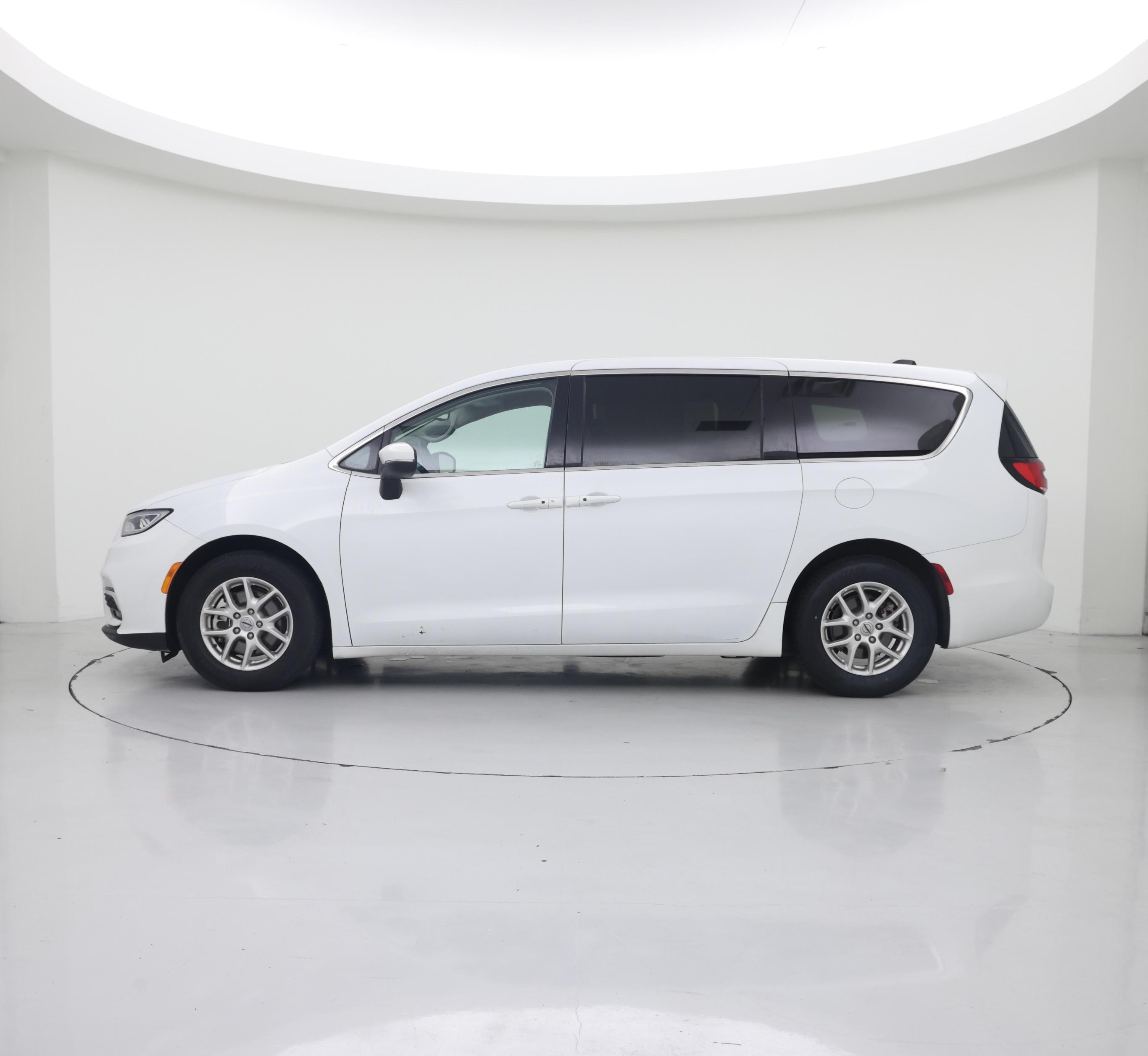 Thumbnail: 2023 Chrysler Pacifica - 3