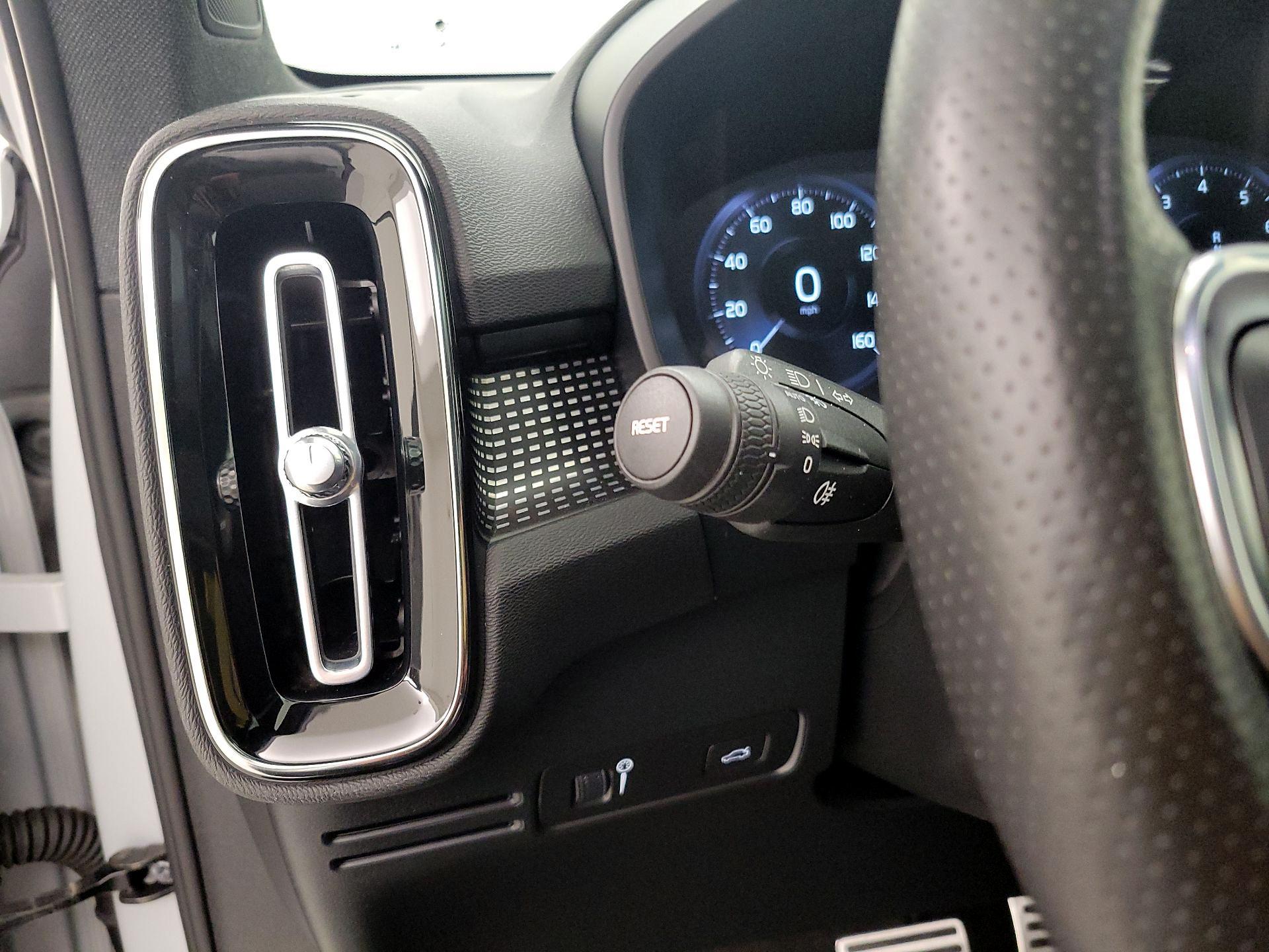 Thumbnail: 2021 Volvo XC40 - 13