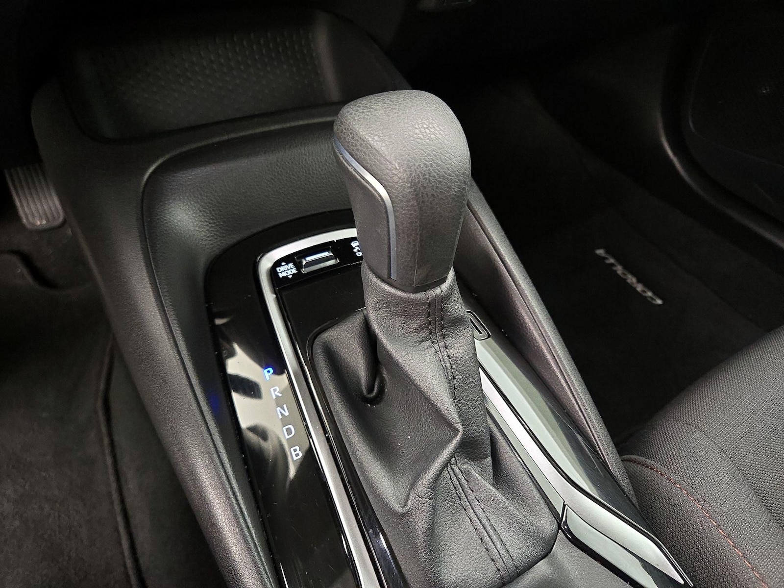 2025 Toyota Corolla SE - Photo 18