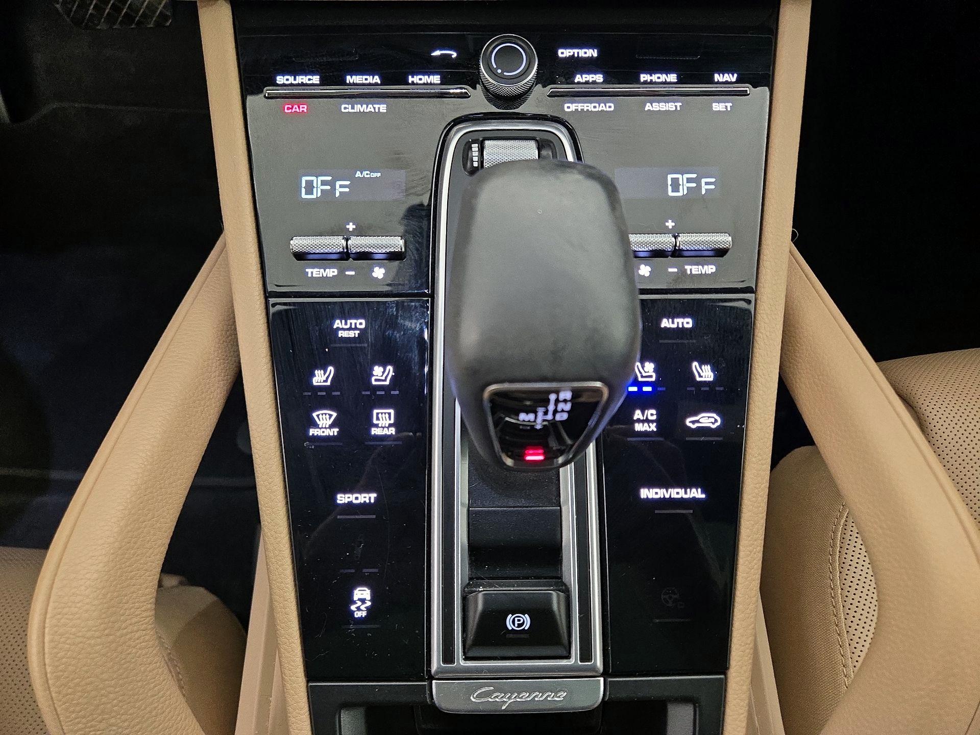Thumbnail: 2022 Porsche Cayenne - 17