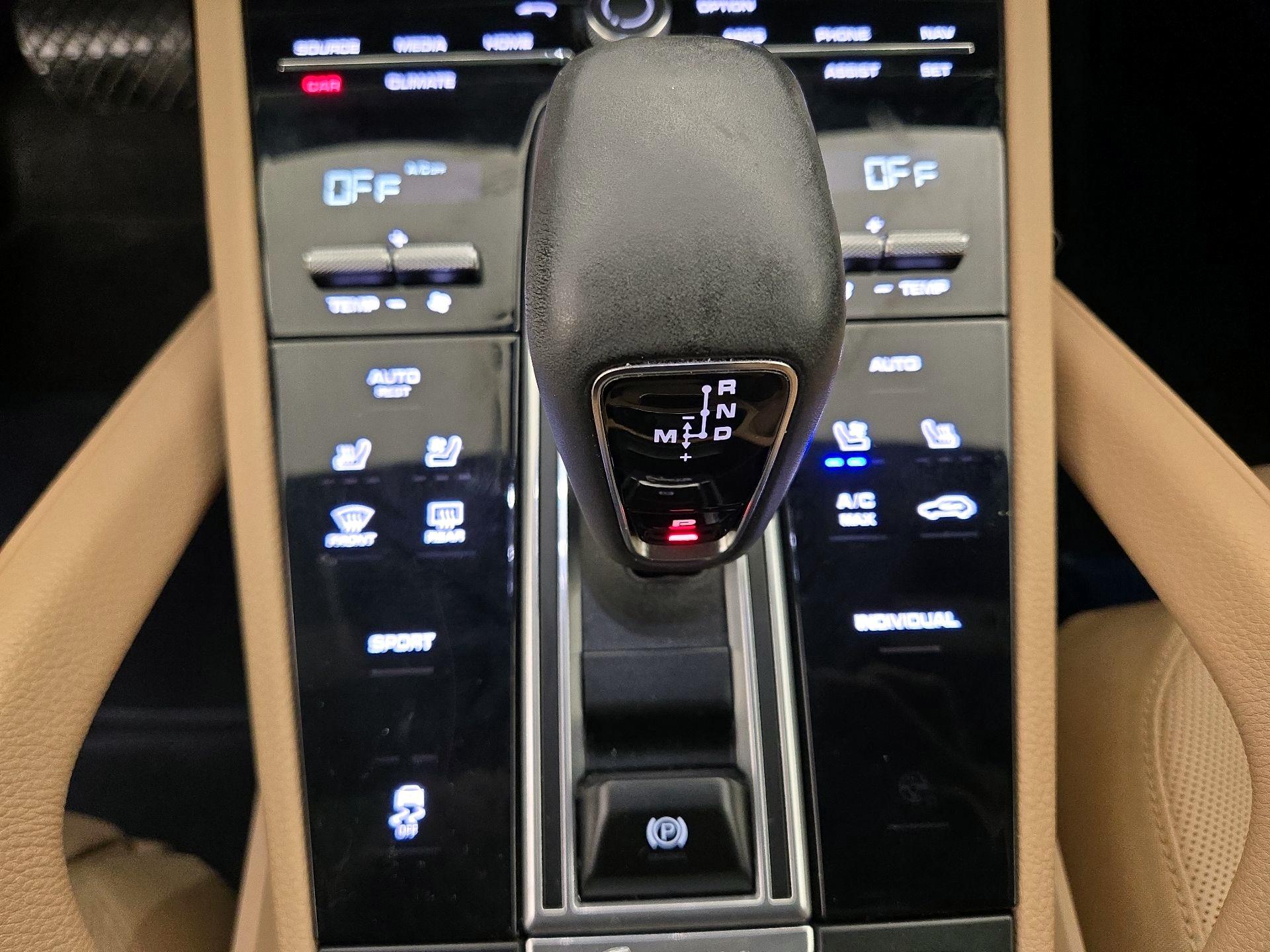 Thumbnail: 2022 Porsche Cayenne - 18