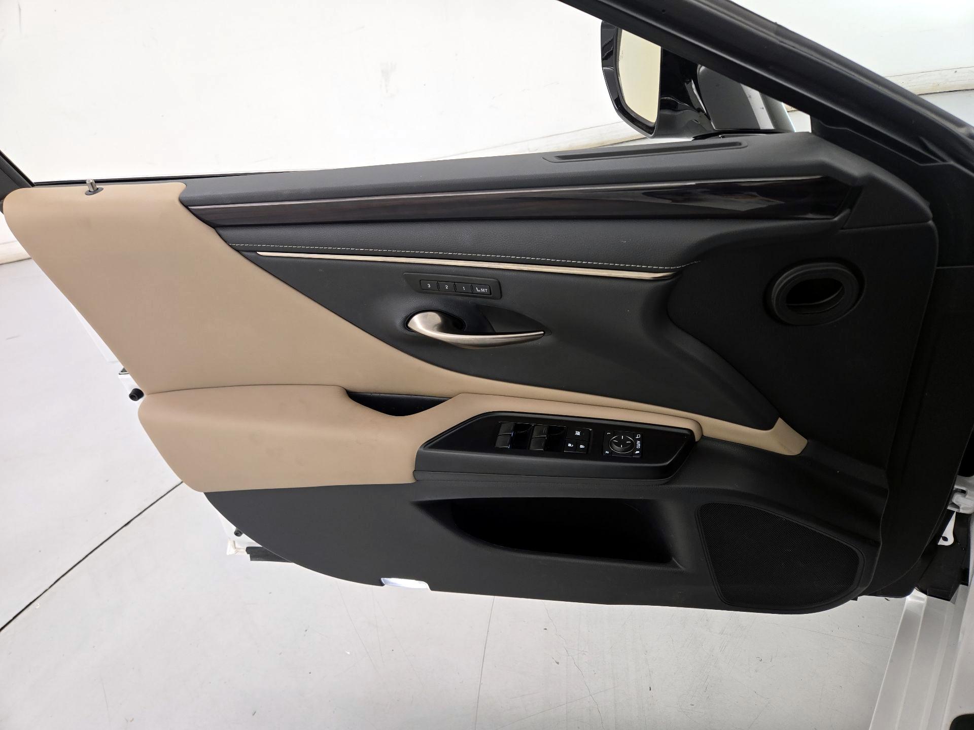 Thumbnail: 2020 Lexus ES - 12