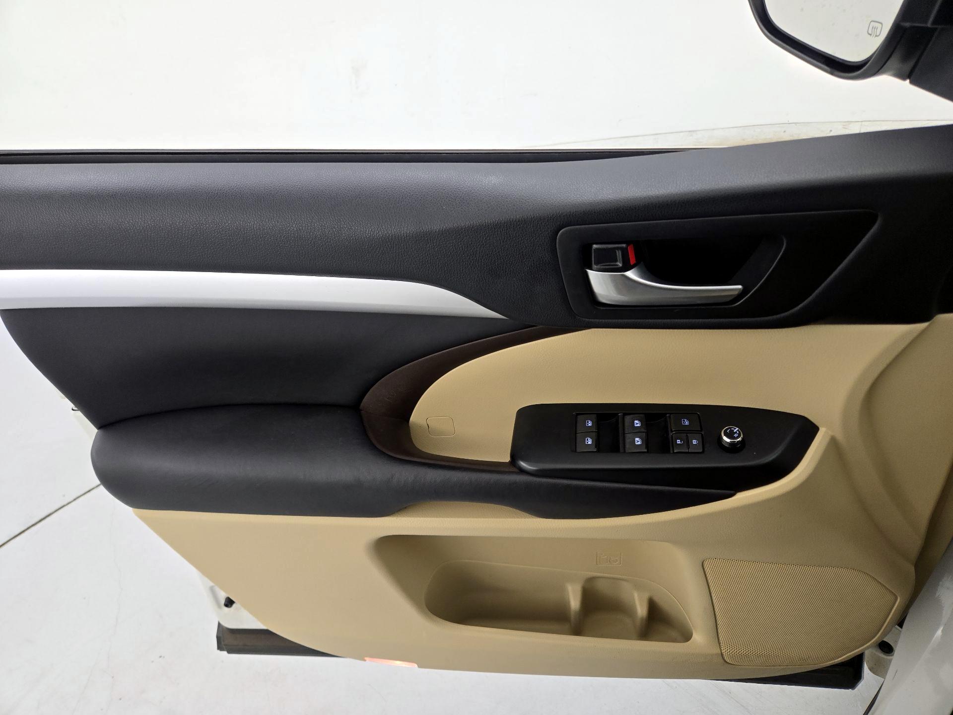 Thumbnail: 2016 Toyota Highlander - 12