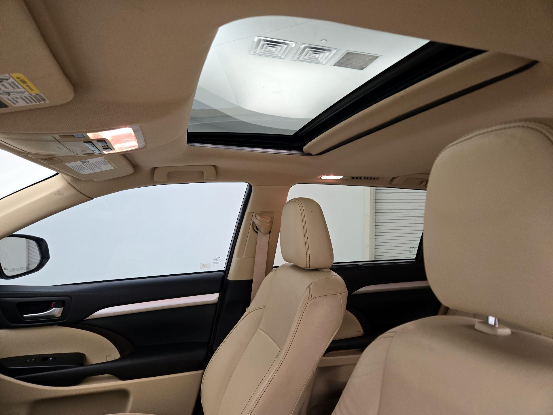 Thumbnail: 2016 Toyota Highlander - 20