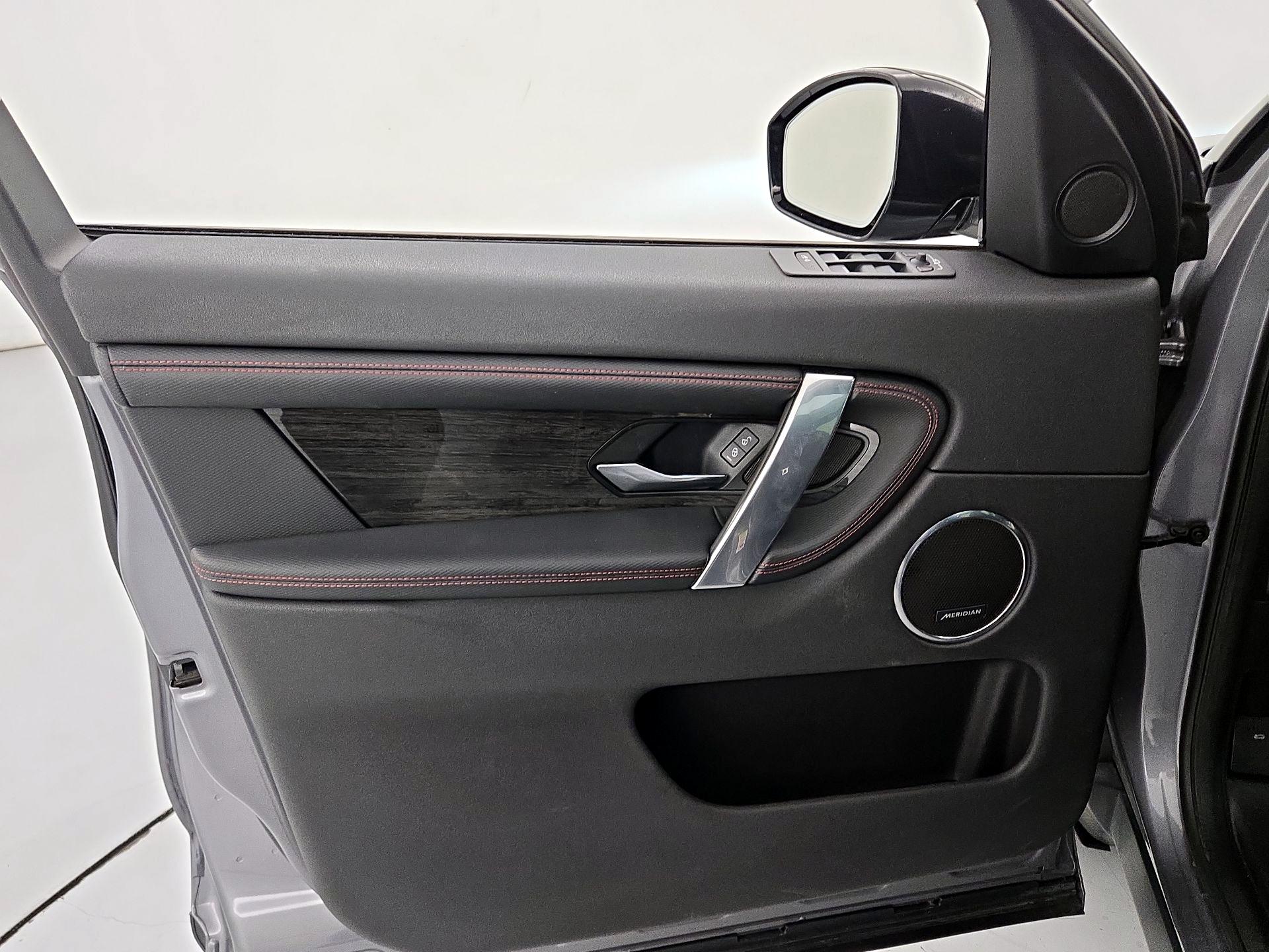 Thumbnail: 2020 Land Rover Discovery Sport - 12