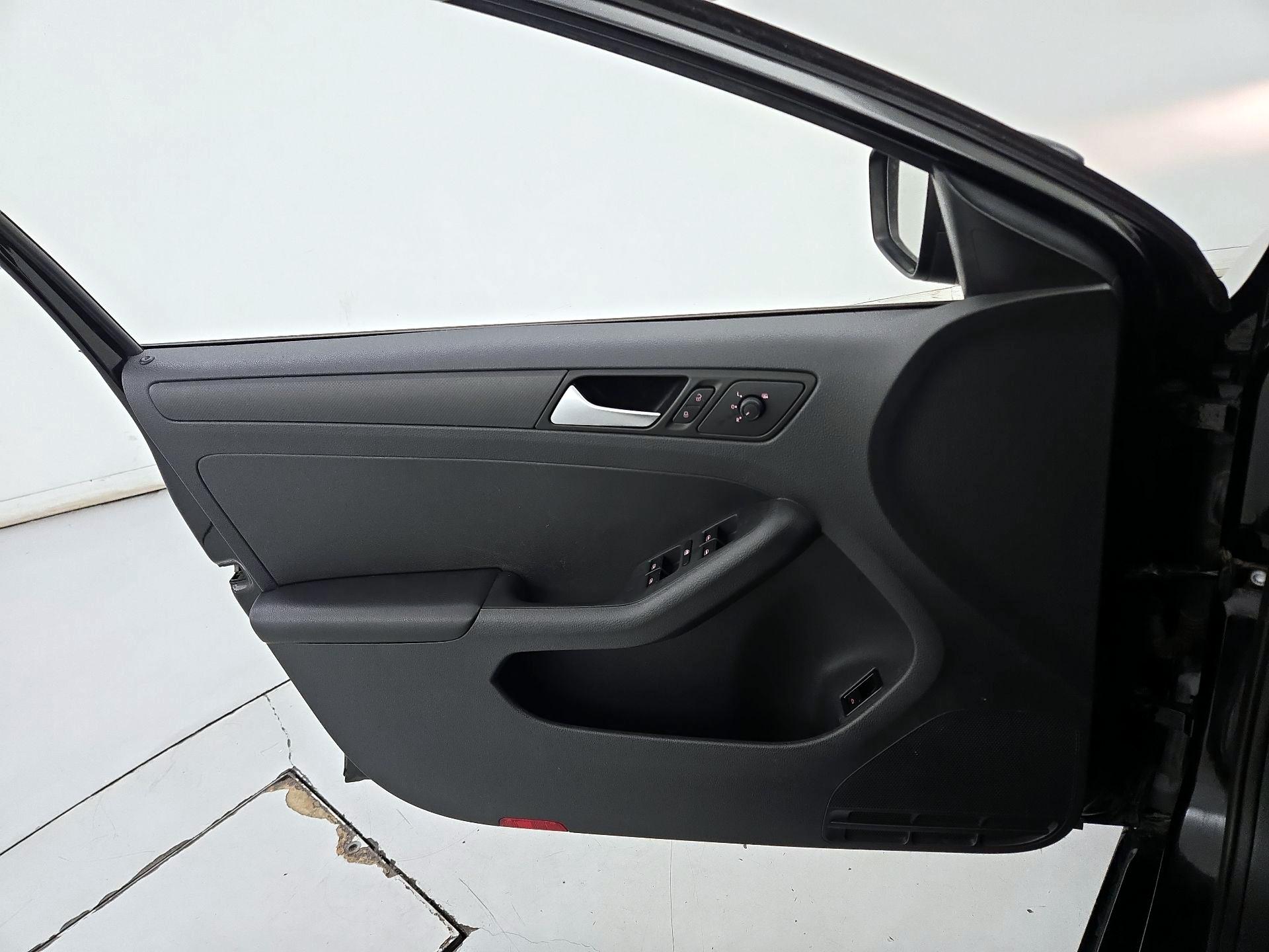 Thumbnail: 2016 Volkswagen Jetta - 12
