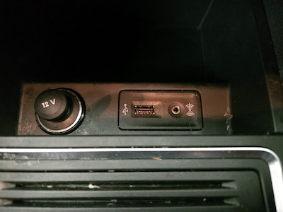 USB/AUX Ports