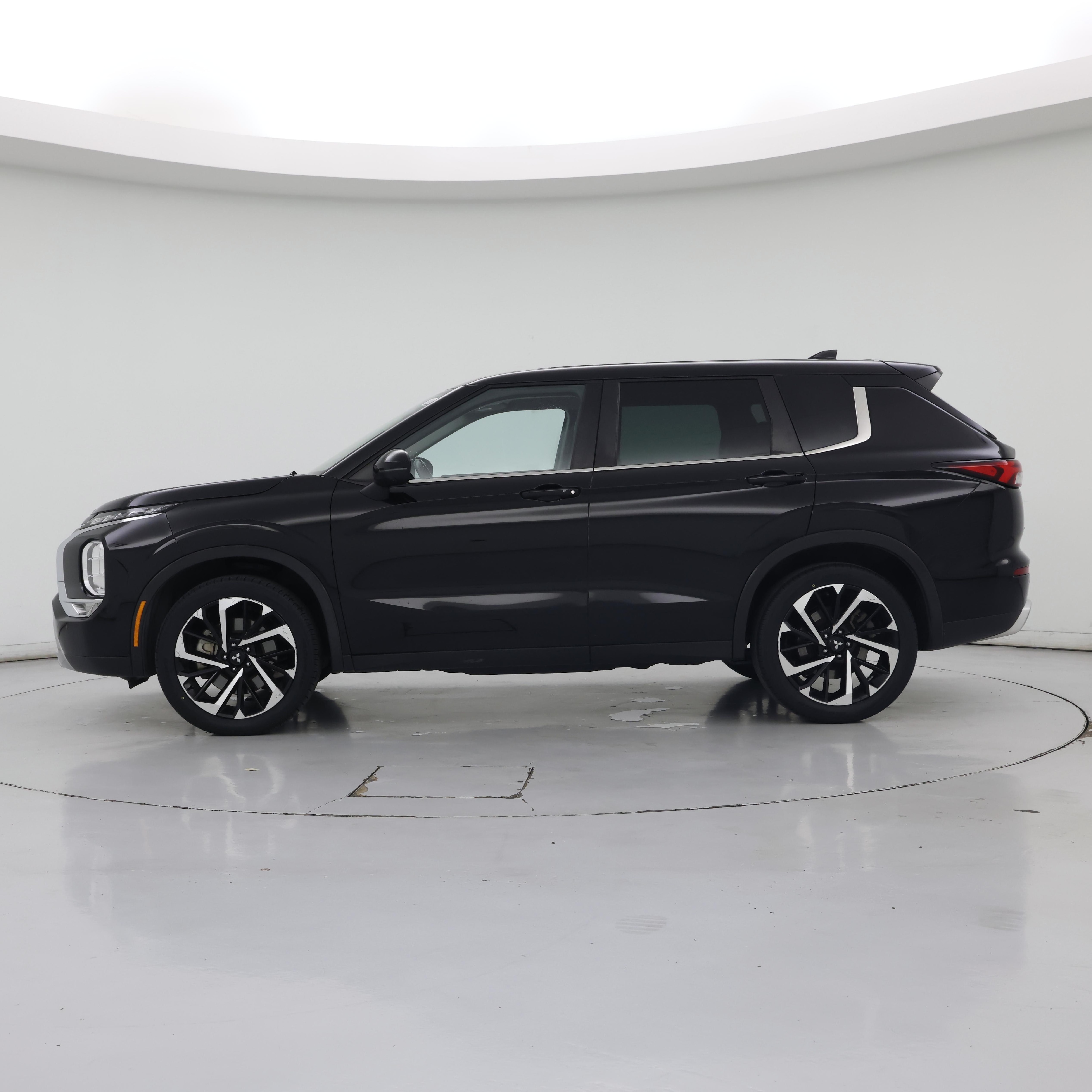 Thumbnail: 2022 Mitsubishi Outlander - 3