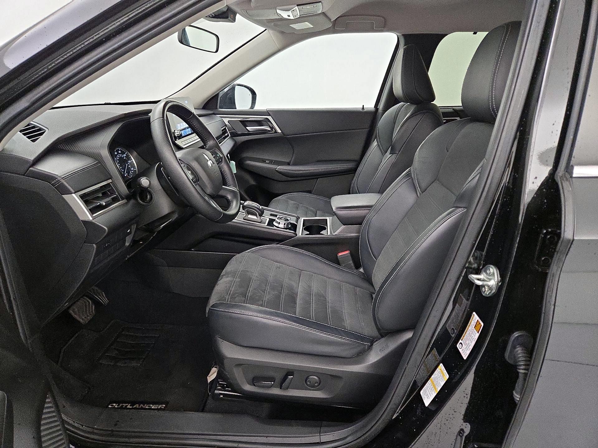 Thumbnail: 2023 Mitsubishi Outlander - 11