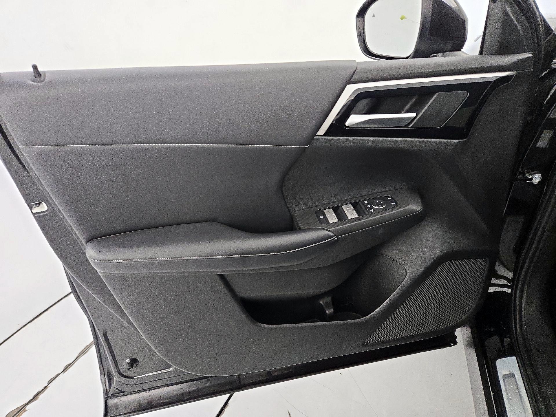 Thumbnail: 2023 Mitsubishi Outlander - 12