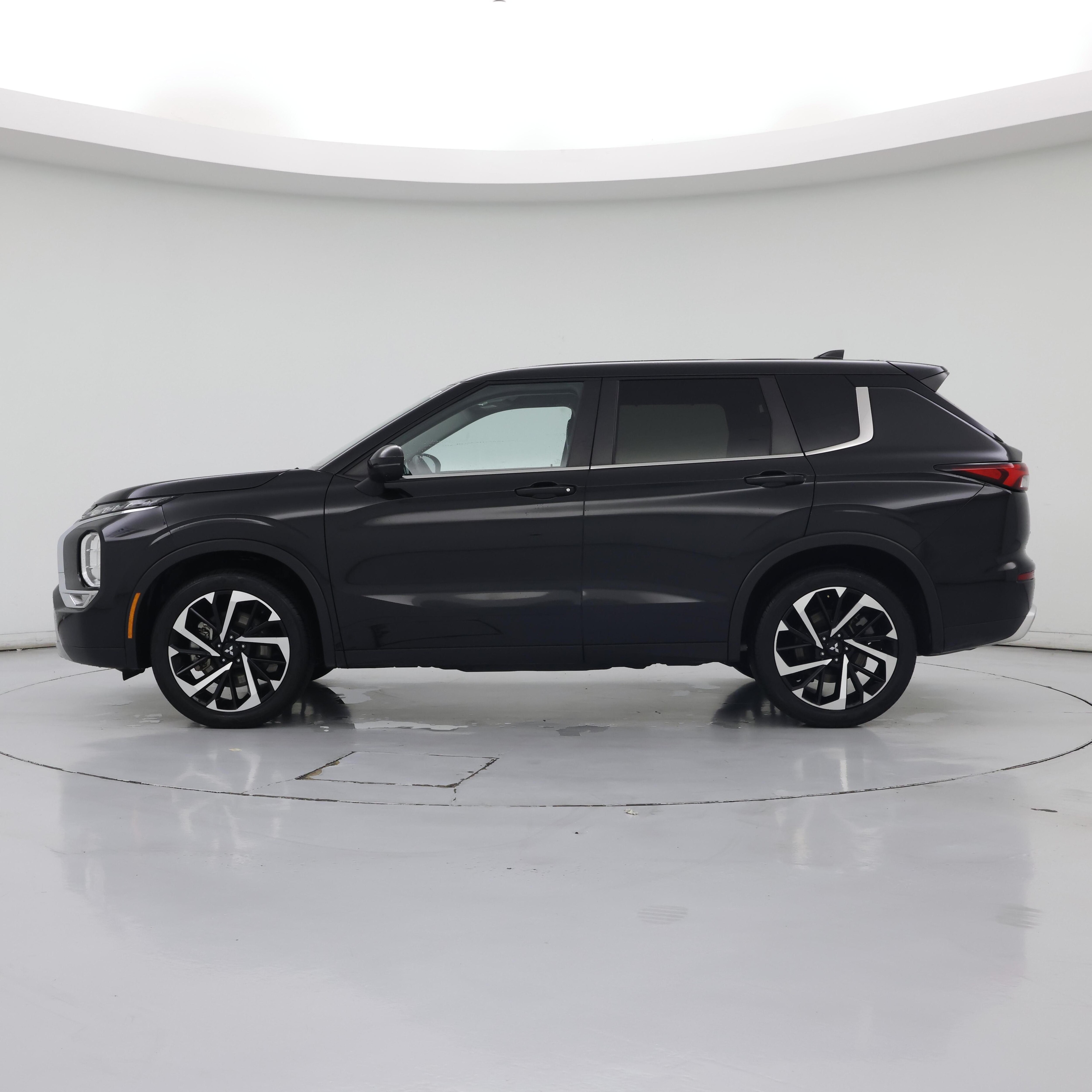 Thumbnail: 2023 Mitsubishi Outlander - 3