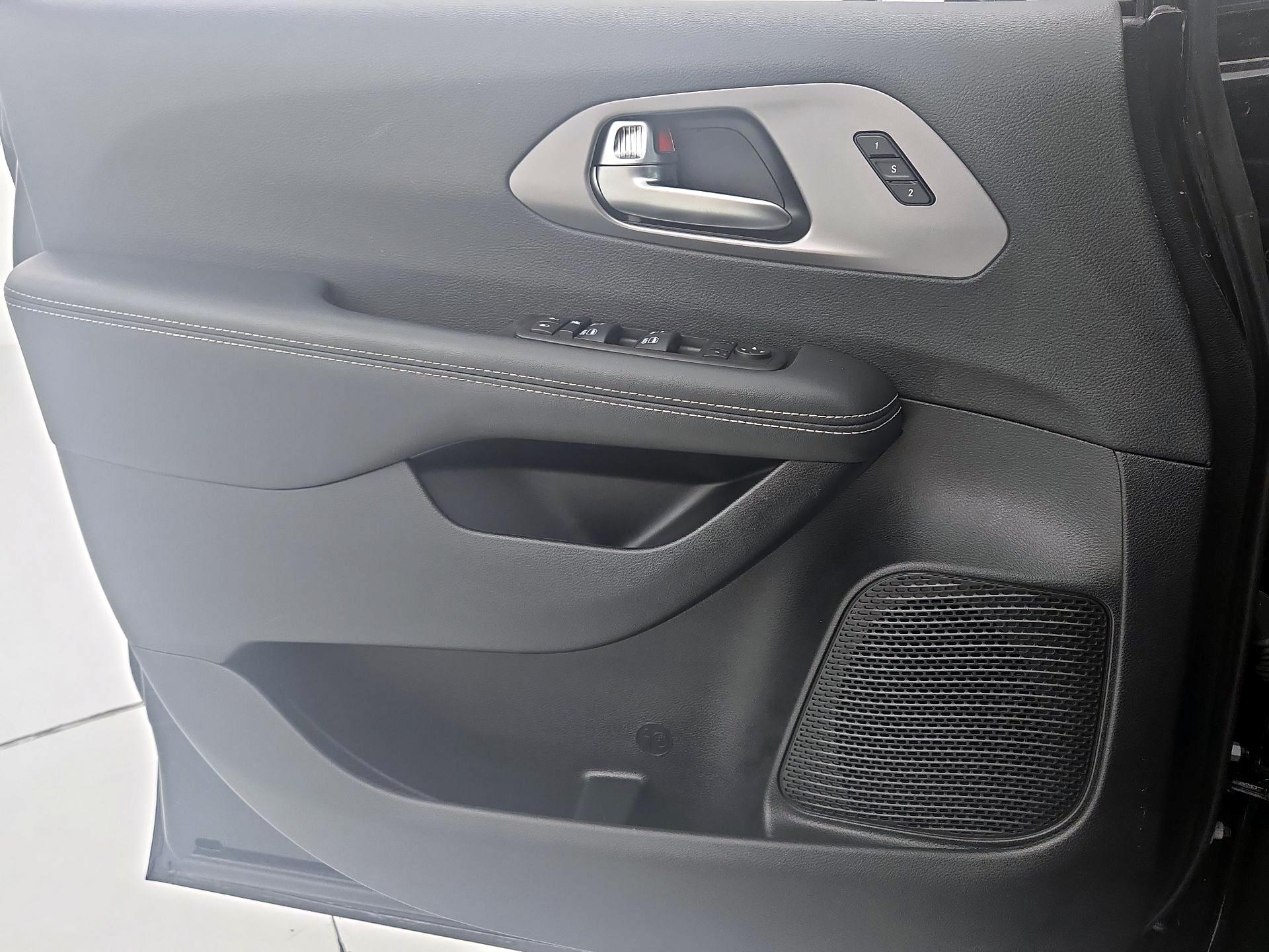Thumbnail: 2025 Chrysler Pacifica - 12