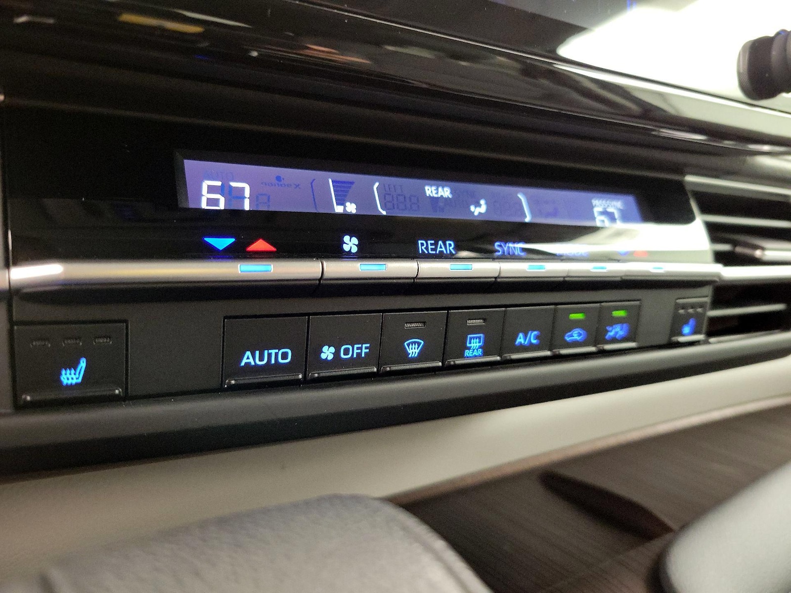 2024 Toyota Sienna XLE - Photo 17