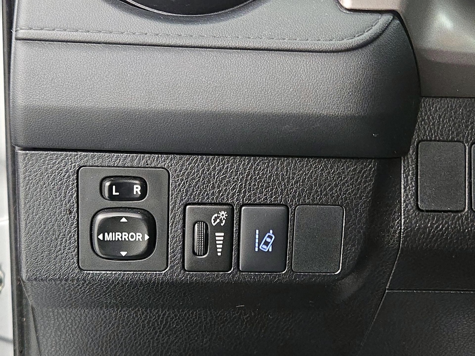 2017 Toyota RAV4 LE - Photo 14
