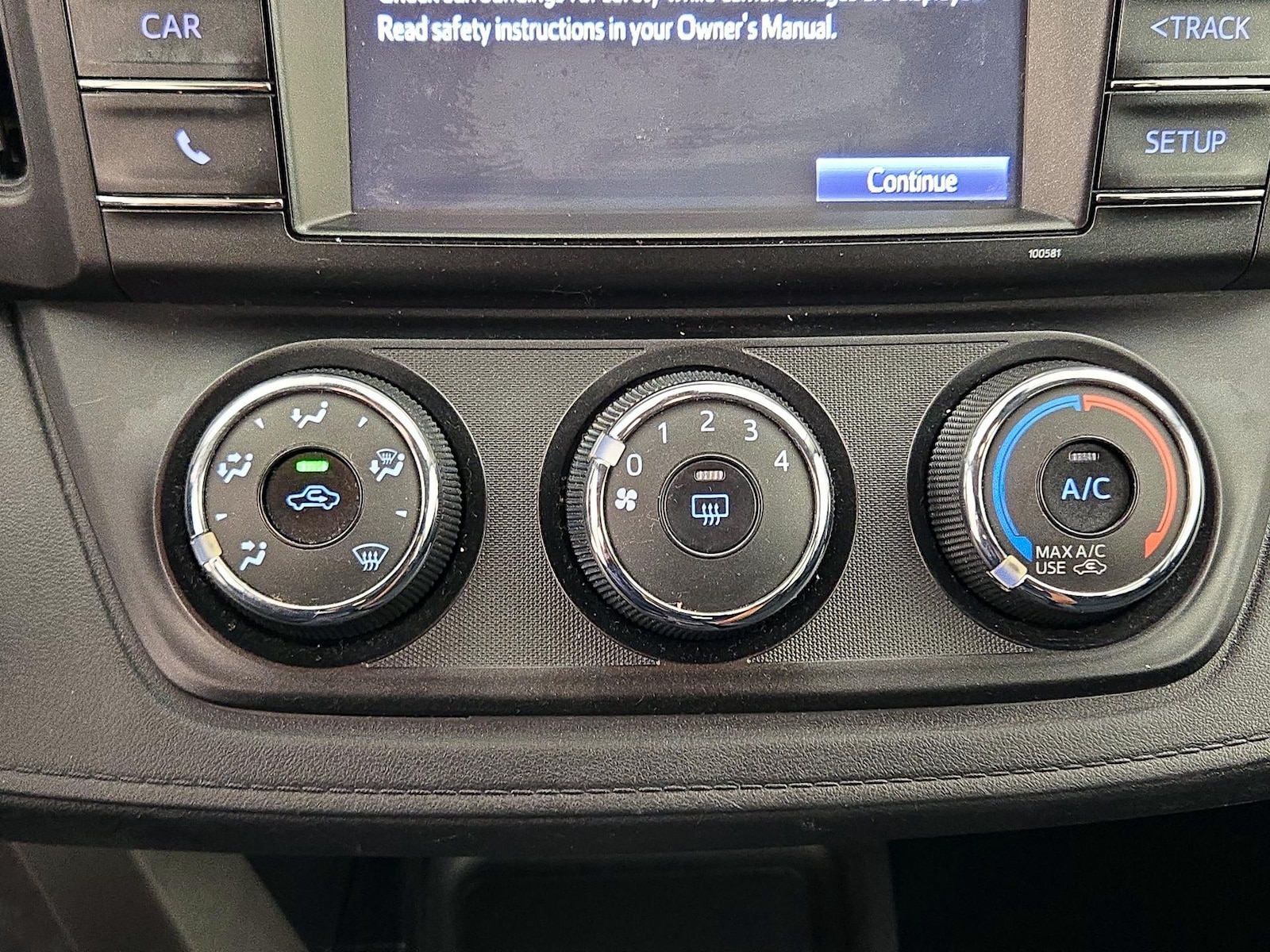 2017 Toyota RAV4 LE - Photo 17