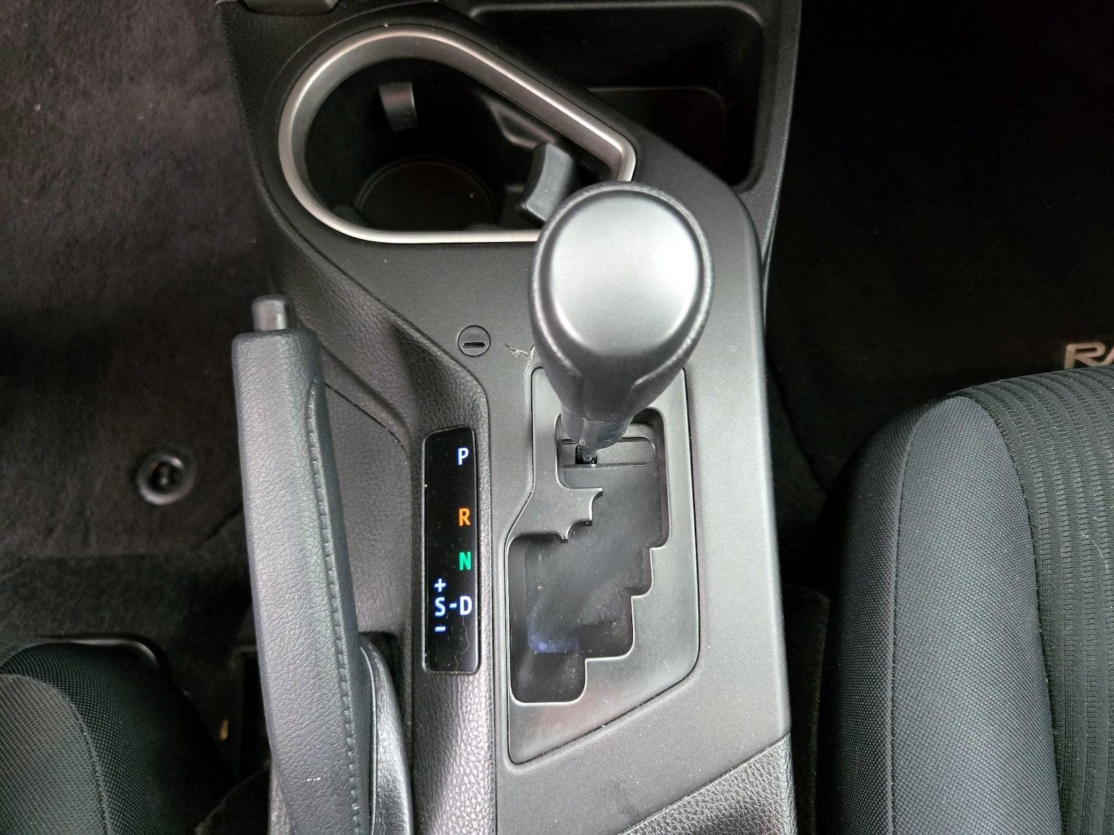 2017 Toyota RAV4 LE - Photo 18