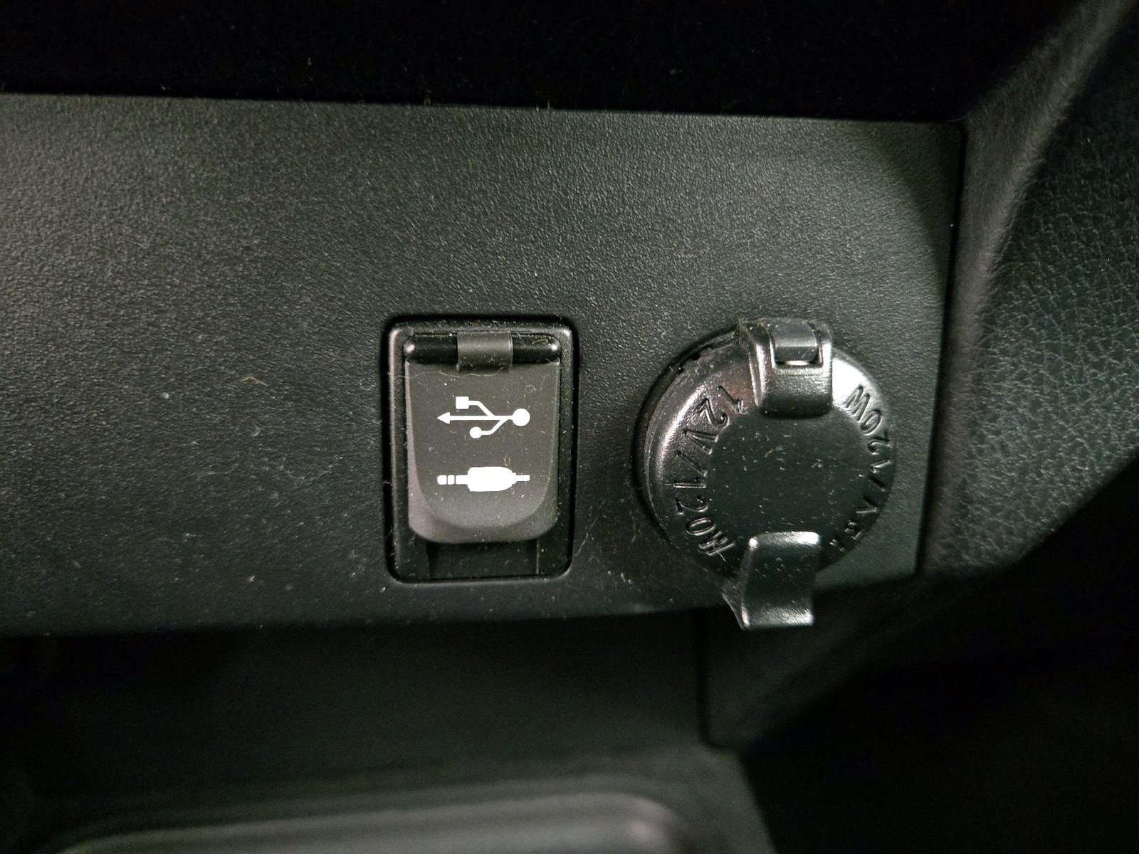 2017 Toyota RAV4 LE - Photo 19
