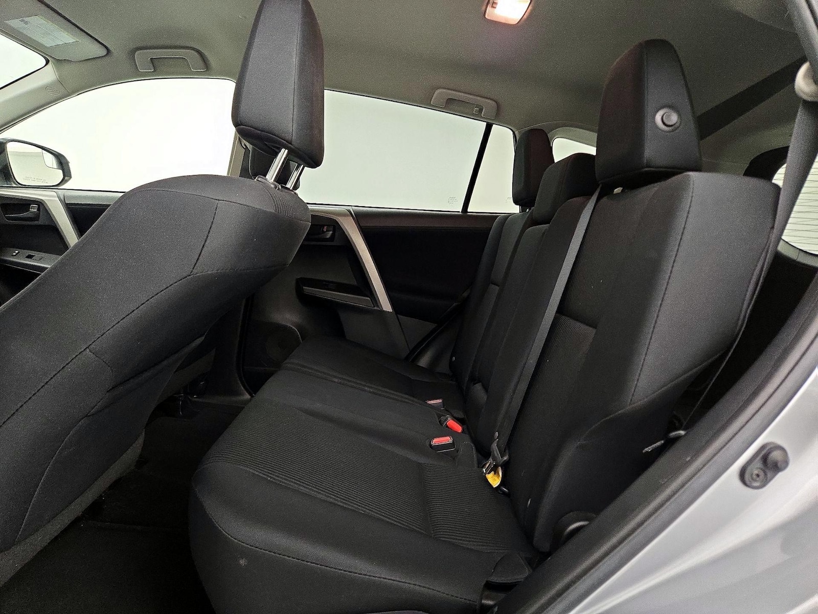 2017 Toyota RAV4 LE - Photo 20