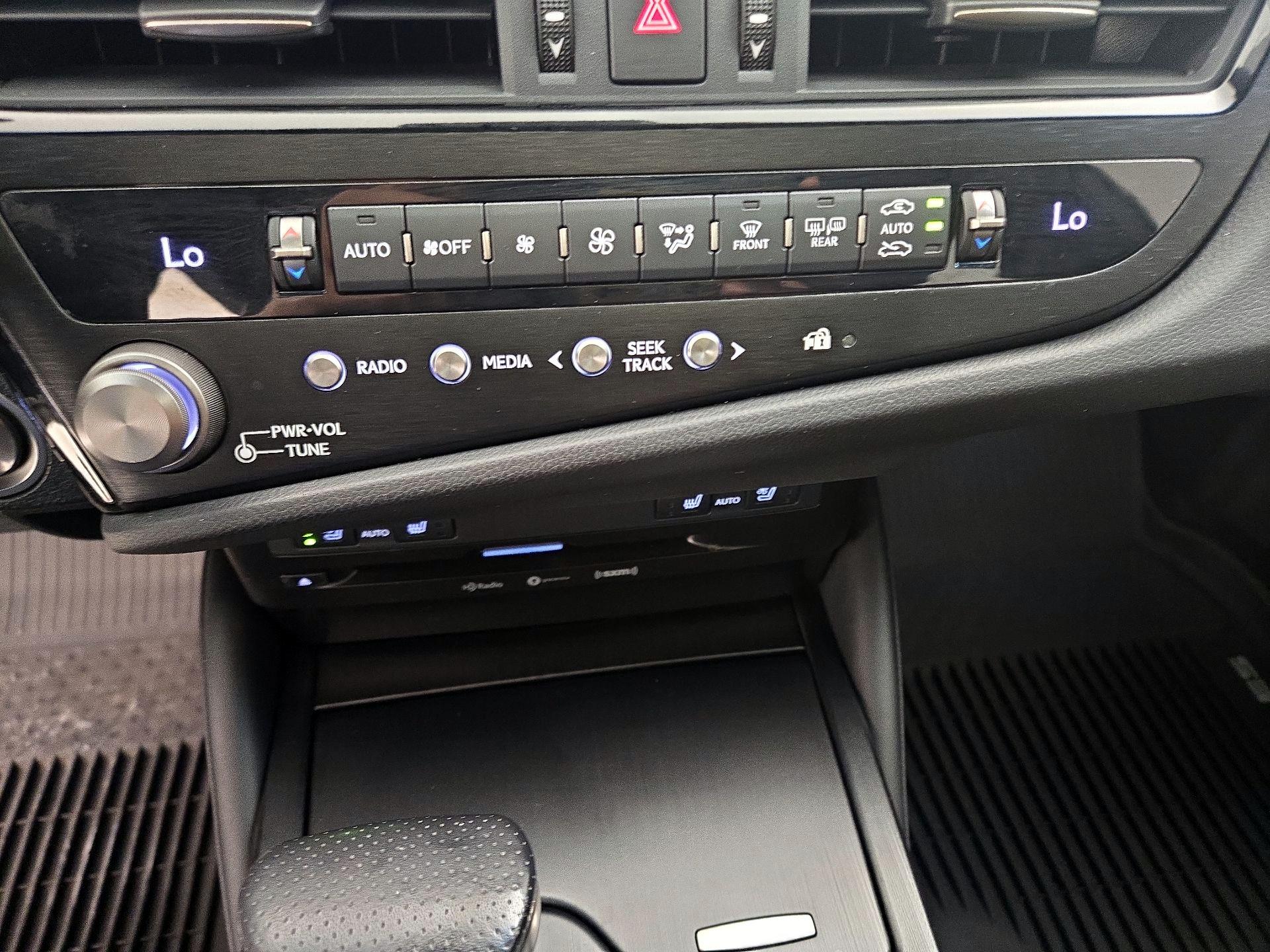Thumbnail: 2022 Lexus ES - 16
