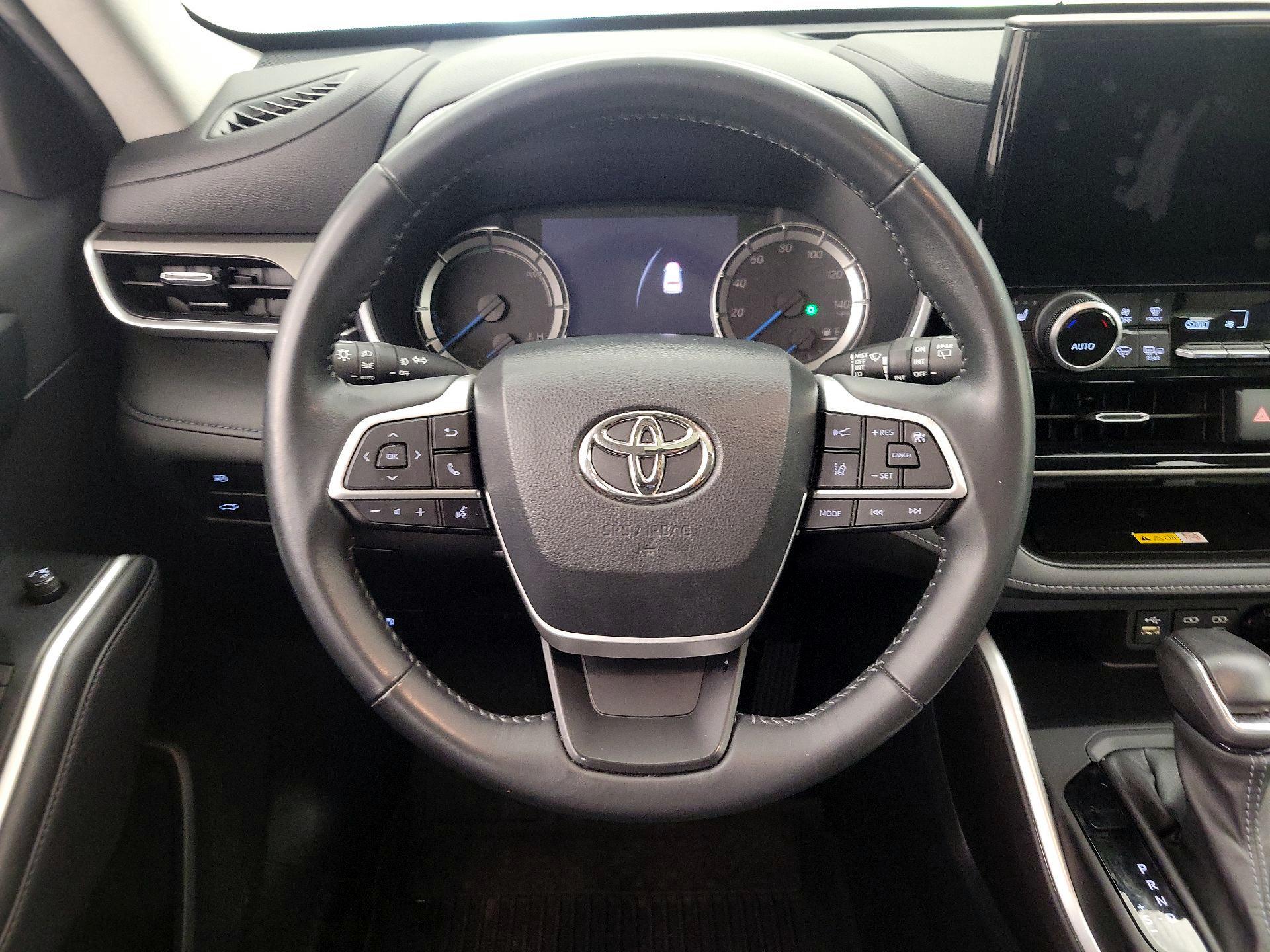 Thumbnail: 2023 Toyota Highlander - 10