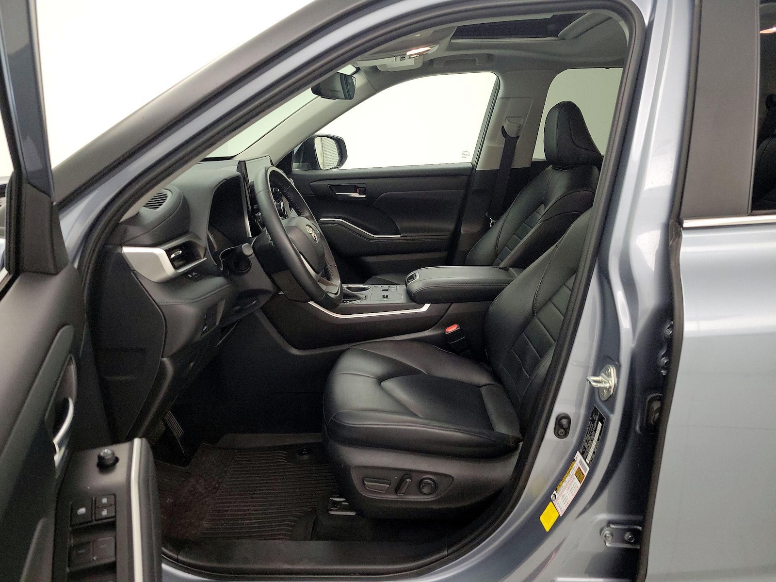 2023 Toyota Highlander XLE - Photo 12