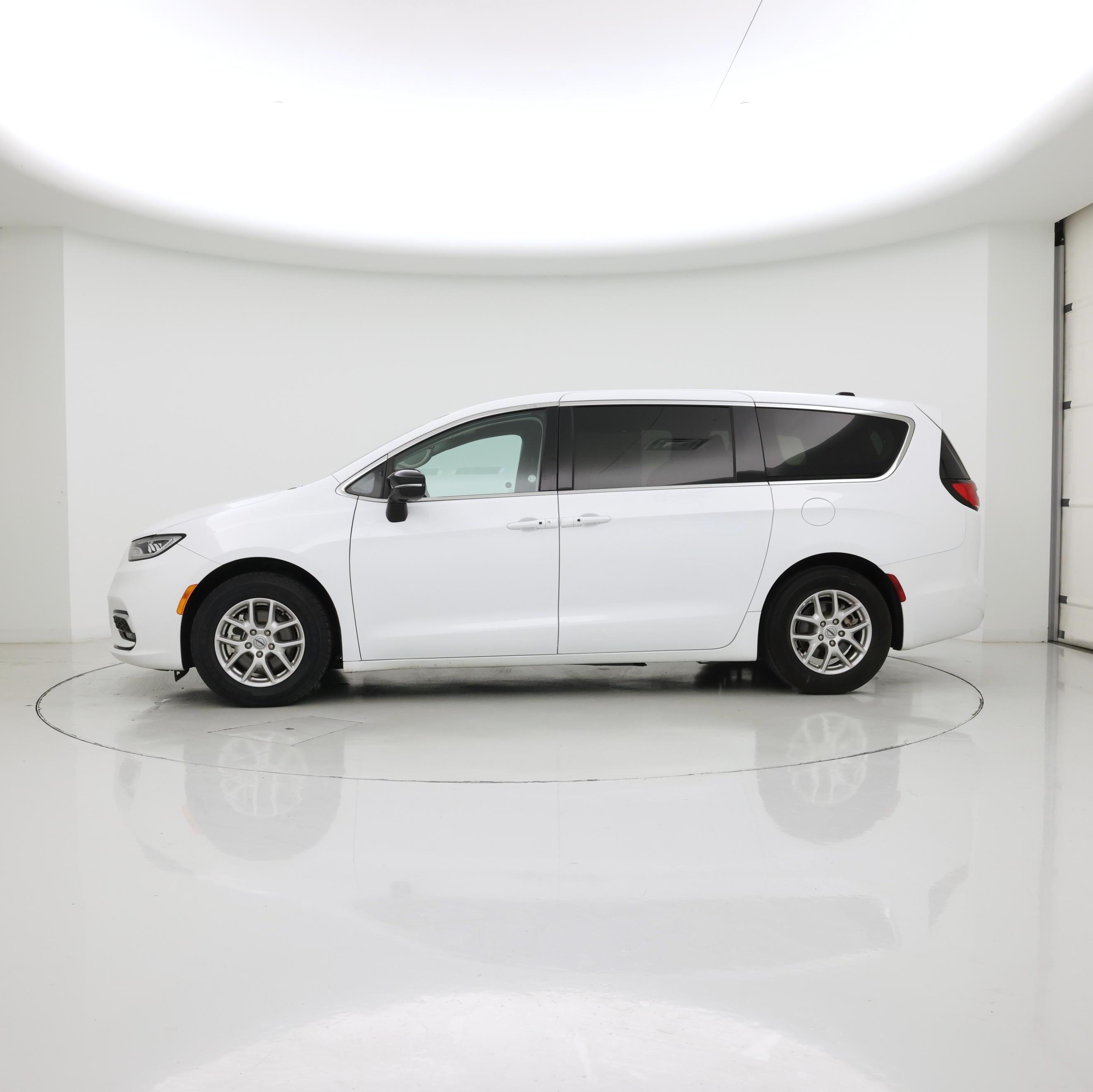 Thumbnail: 2024 Chrysler Pacifica - 3