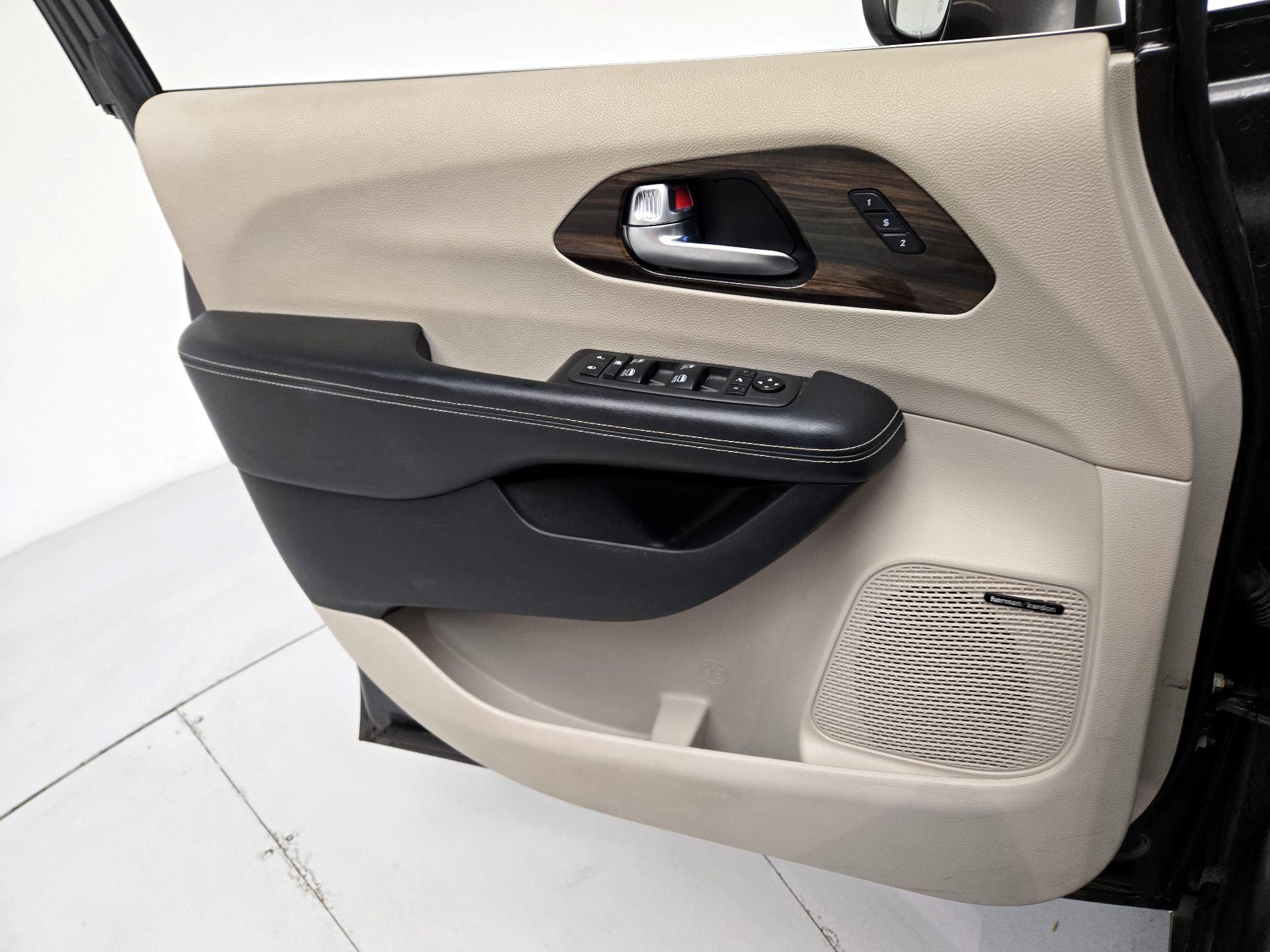 Thumbnail: 2021 Chrysler Pacifica - 12