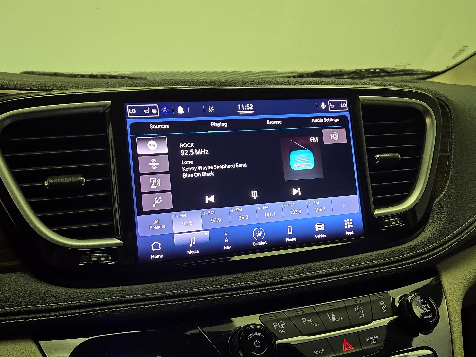 Thumbnail: 2021 Chrysler Pacifica - 16
