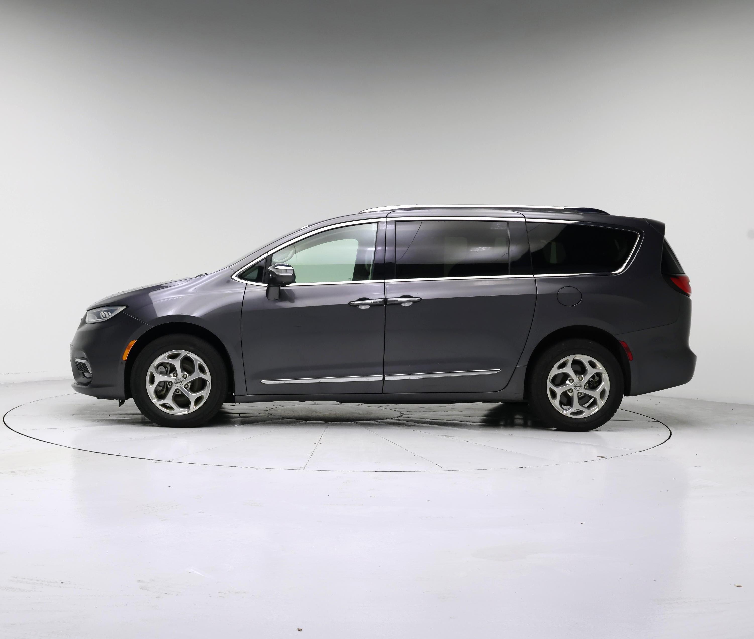 Thumbnail: 2021 Chrysler Pacifica - 3